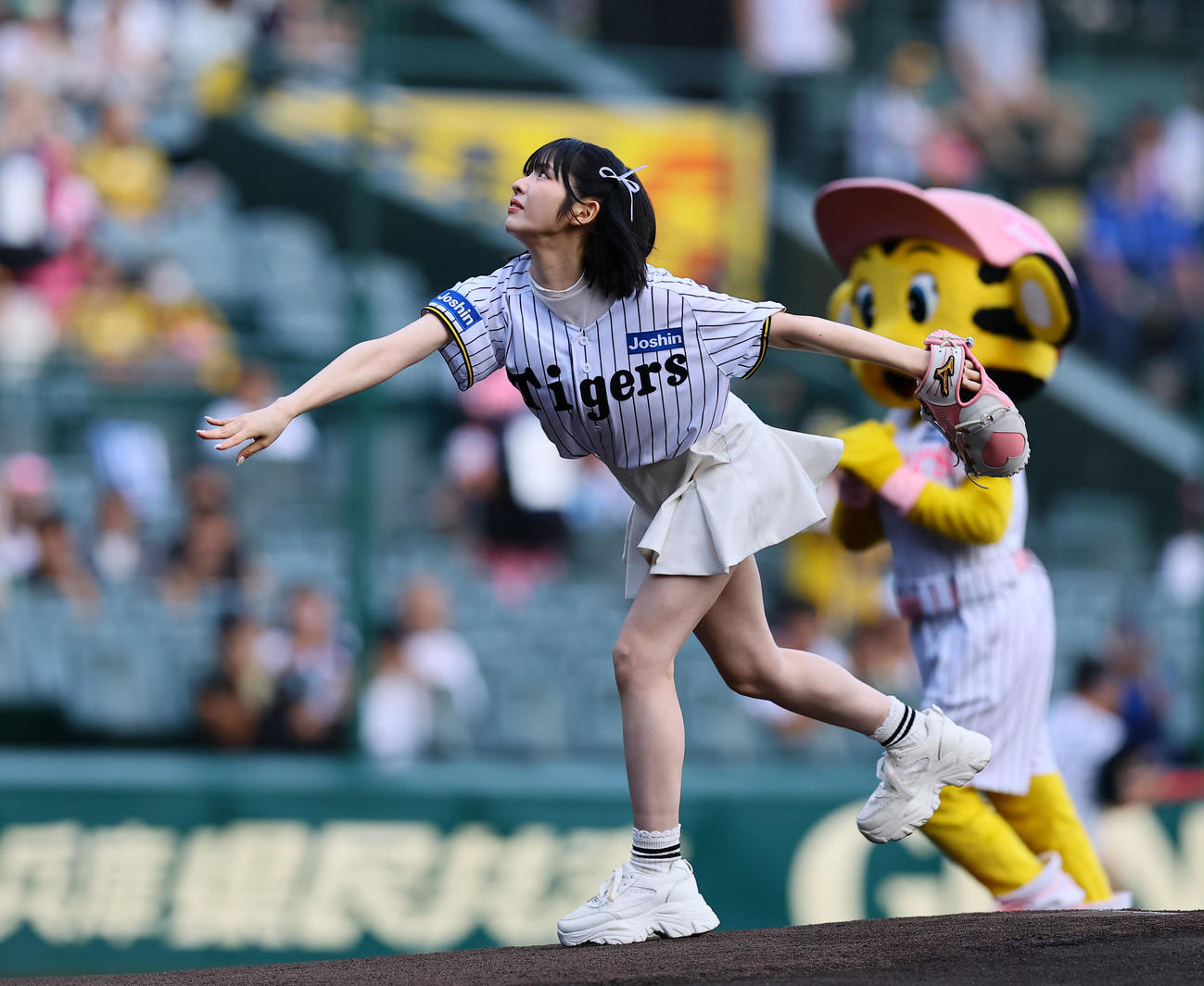 阪神対DeNA　ファーストピッチを務めるFRUITS ZIPPERの鎮西寿々歌（撮影・藤尾明華）