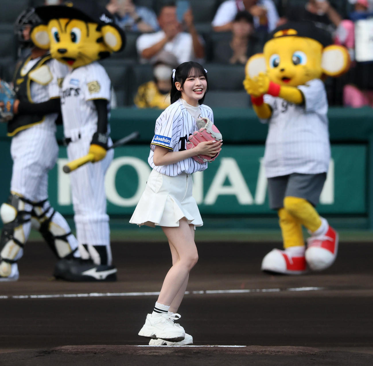 阪神対DeNA　ファーストピッチセレモニーで投球したFRUITS ZIPPERの鎮西寿々歌（撮影・加藤哉）