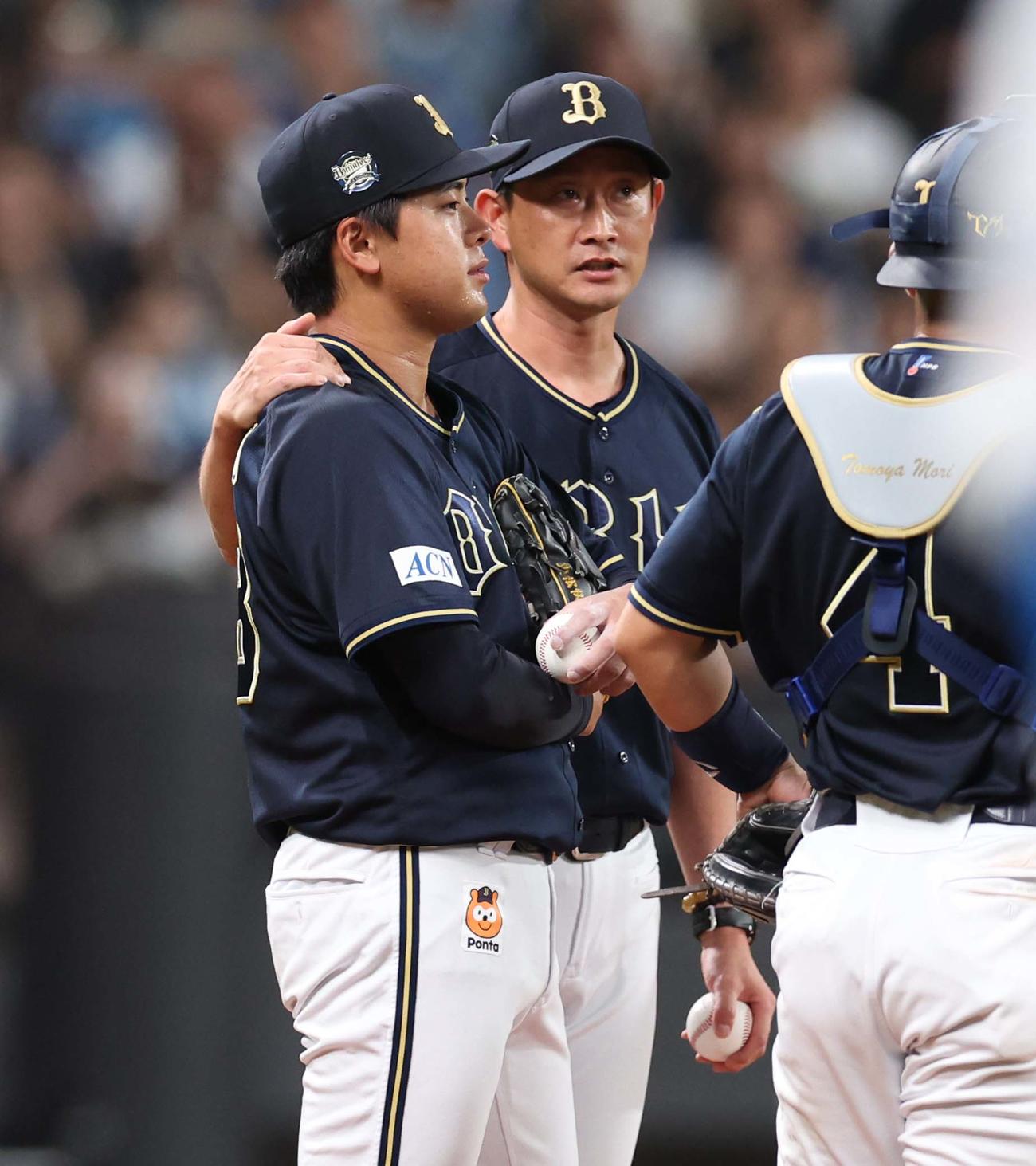 日本ハム対オリックス　1回途中降板する東松。右は岸田監督（撮影・黒川智章）