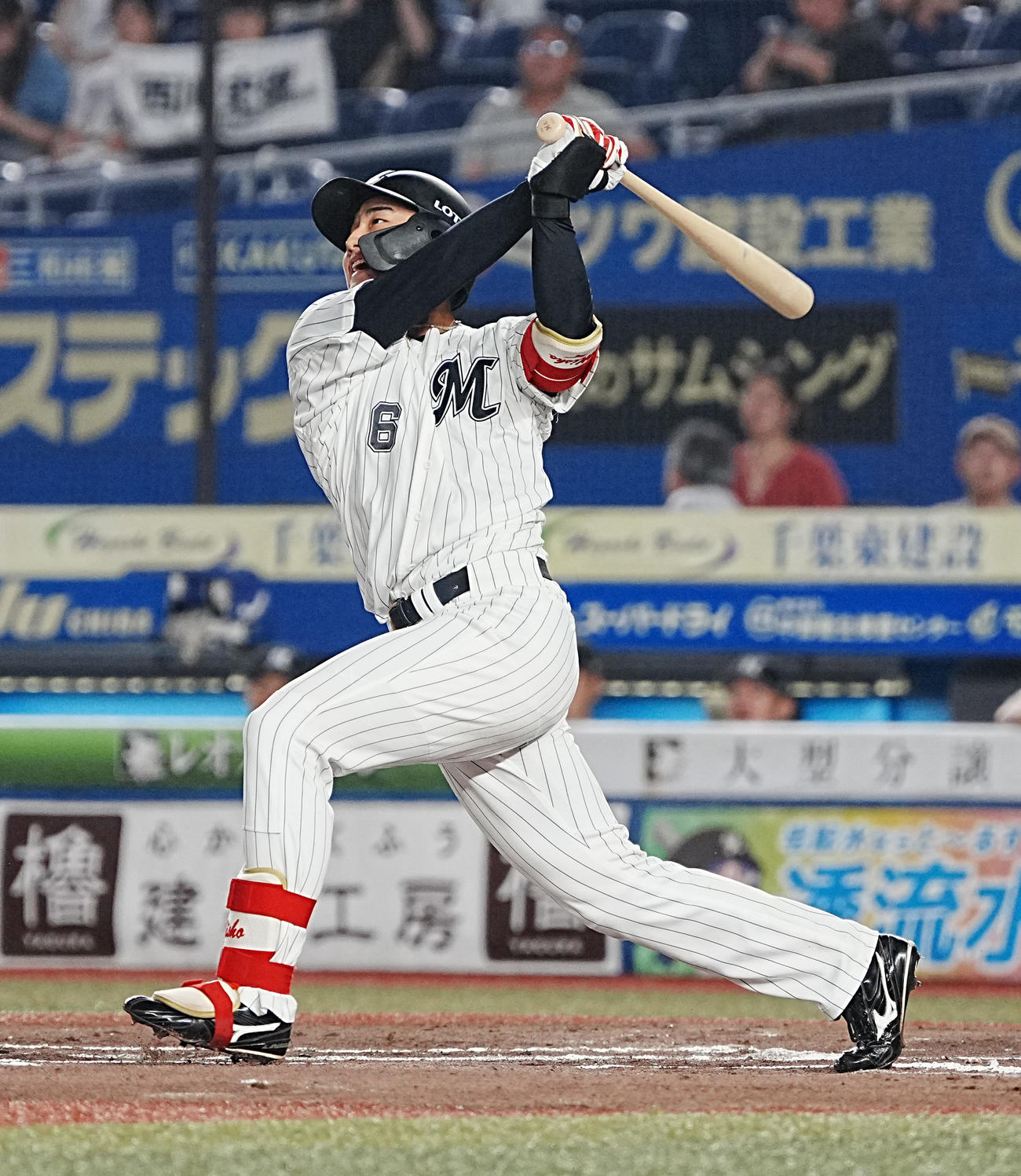 ロッテ対ソフトバンク　1回裏ロッテ1死、西川は左越えに先制ソロ本塁打を放つ（撮影・小沢裕）