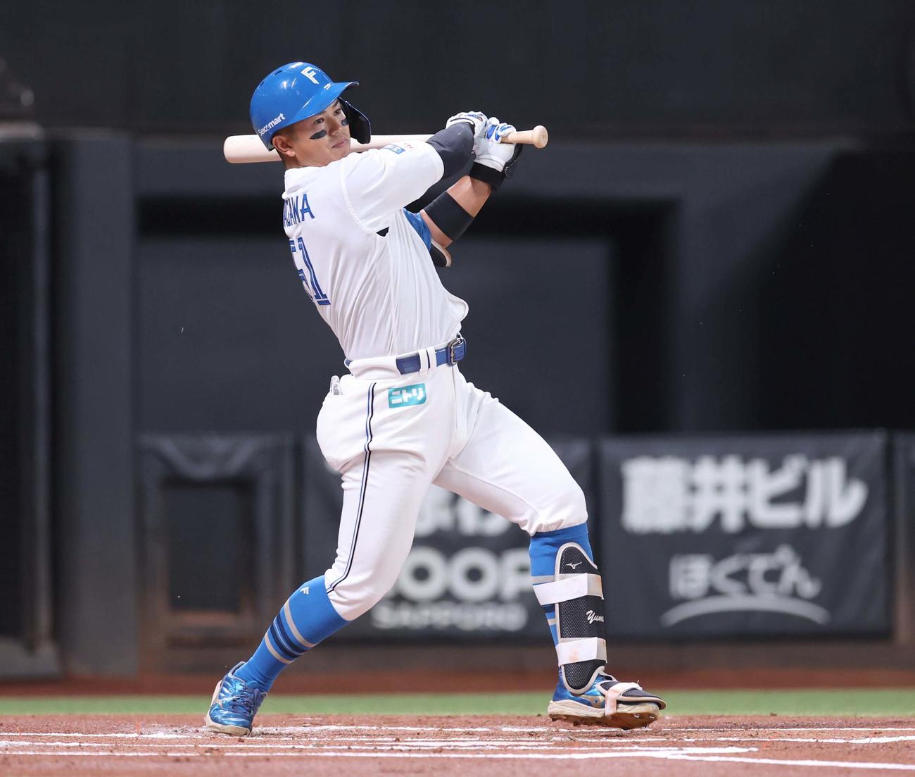 日本ハム対オリックス　1回裏日本ハム無死一塁、右前打を放つ今川（撮影・黒川智章）