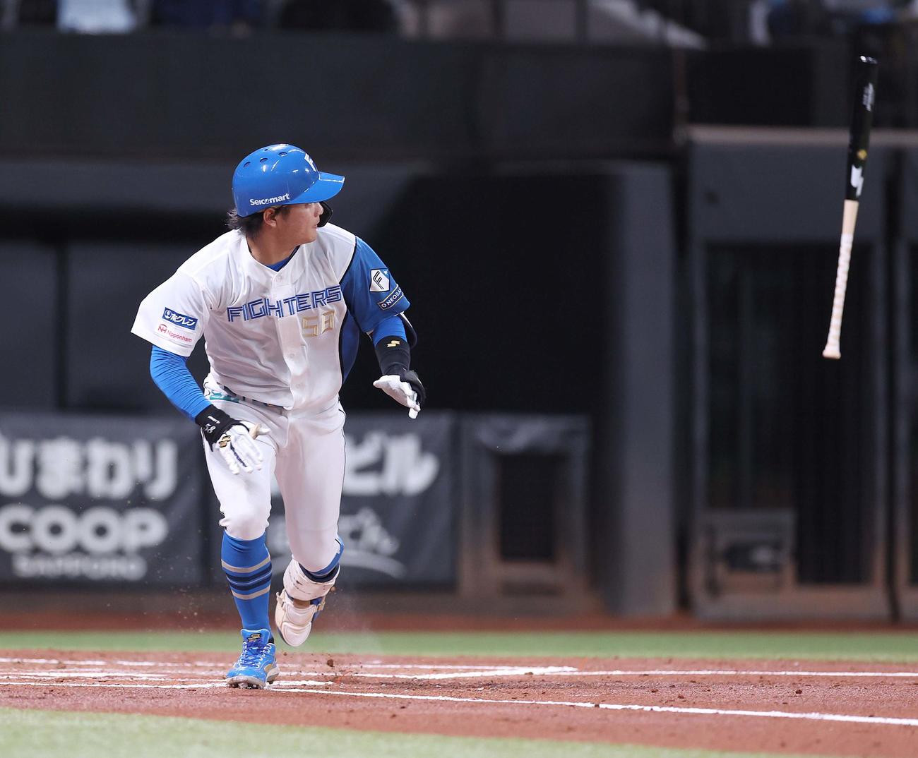 日本ハム対オリックス　1回裏日本ハム1死一、二塁、左越え適時二塁打を放つ奈良間（撮影・黒川智章）