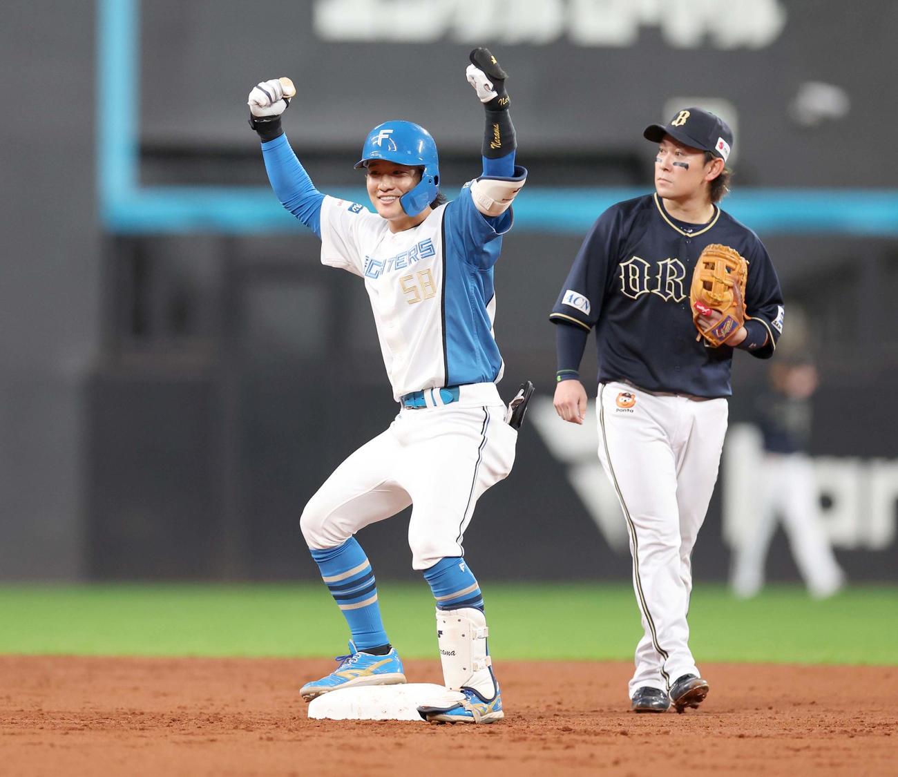 日本ハム対オリックス　1回裏日本ハム1死一、二塁、左越え適時二塁打を放ちポーズをとる奈良間（撮影・黒川智章）