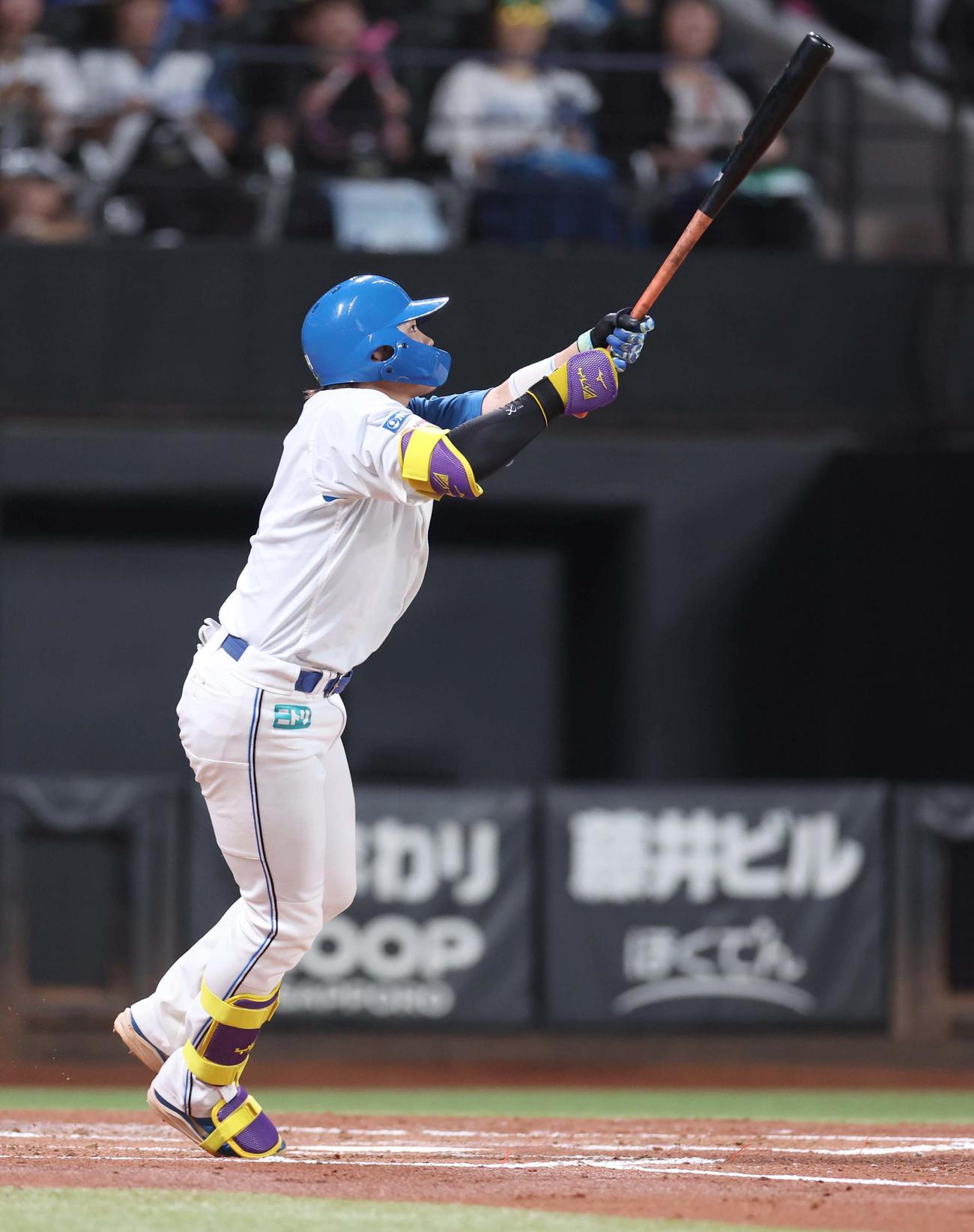 日本ハム対オリックス　1回裏日本ハム1死二、三塁、左犠飛を放つ田宮（撮影・黒川智章）