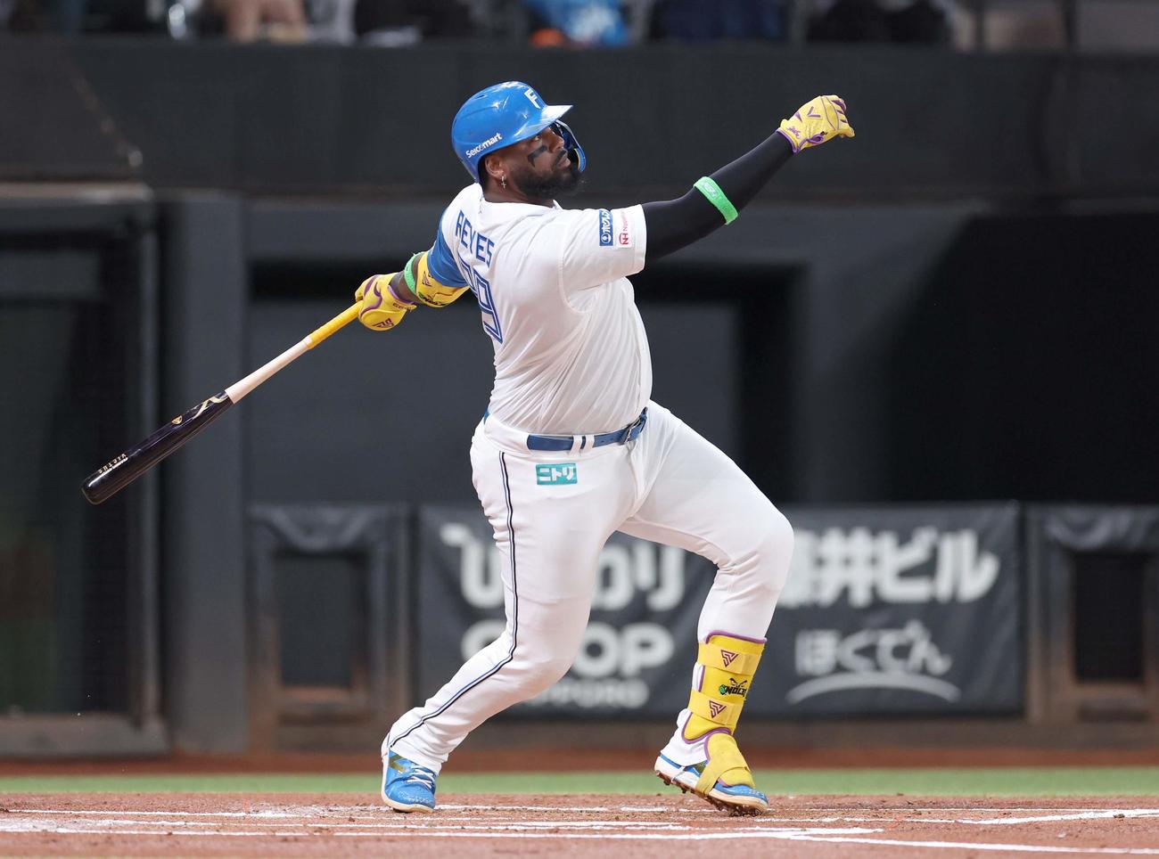 日本ハム対オリックス　1回裏日本ハム無死一、二塁、右中間に適時二塁打を放つレイエス（撮影・黒川智章）