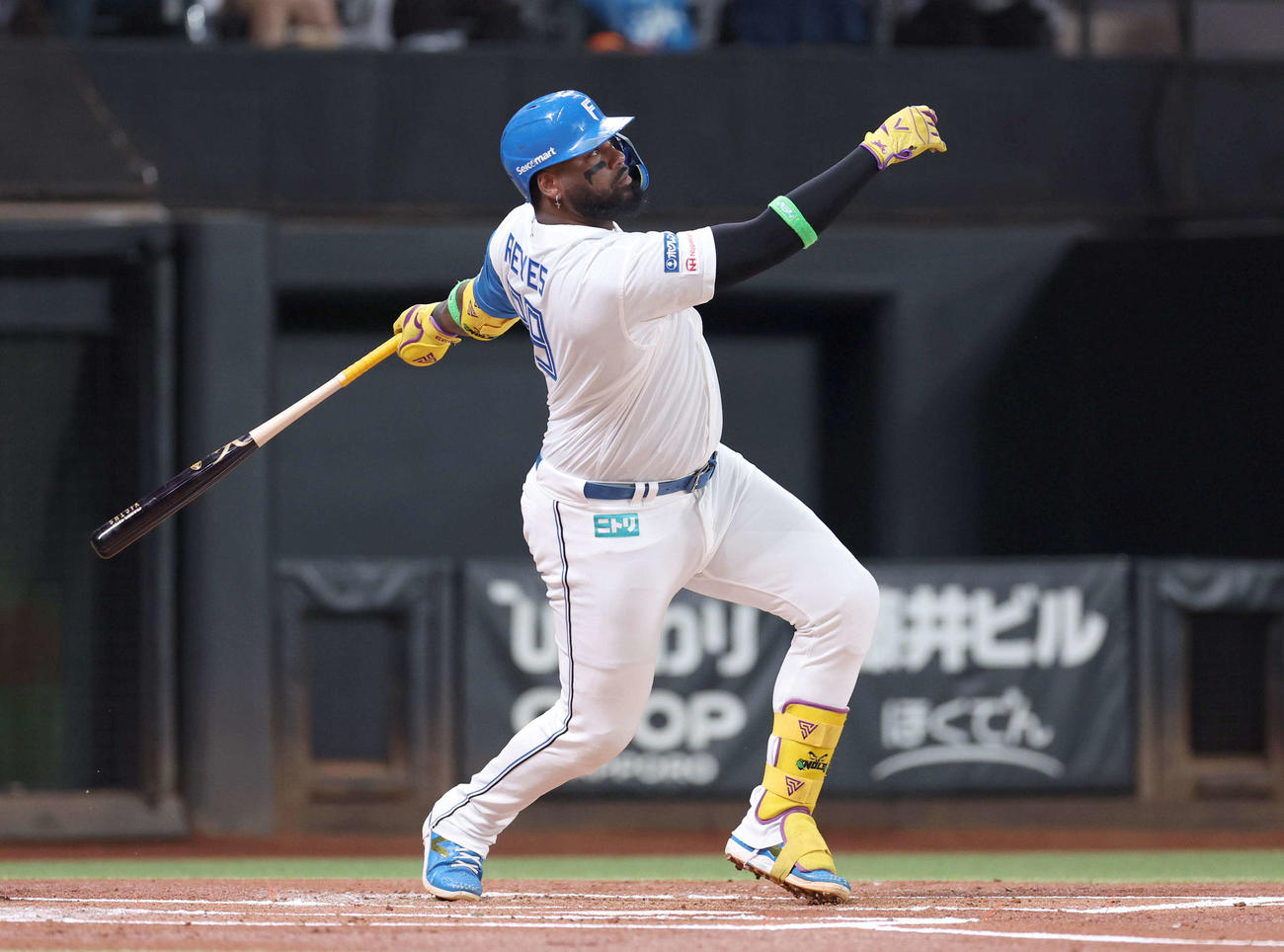 日本ハム対オリックス　1回裏日本ハム無死一、二塁、右中間に適時二塁打を放つレイエス（撮影・黒川智章）