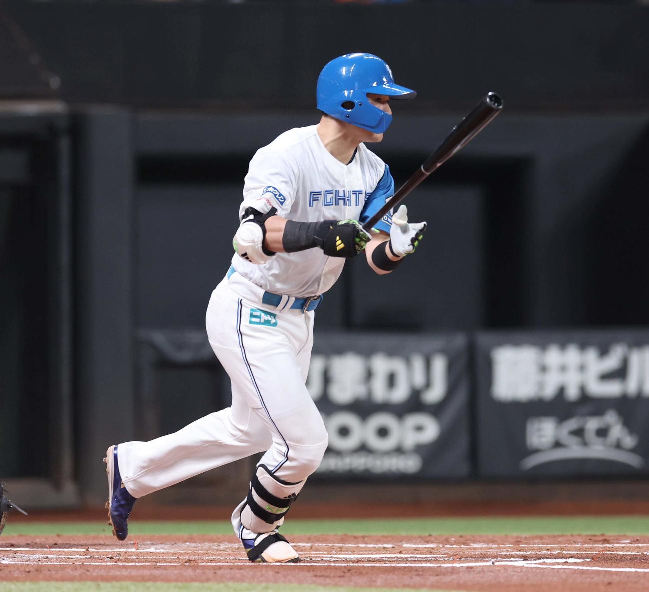 日本ハム対オリックス　1回裏日本ハム無死一、三塁、右前適時打を放つ清宮幸（撮影・黒川智章）