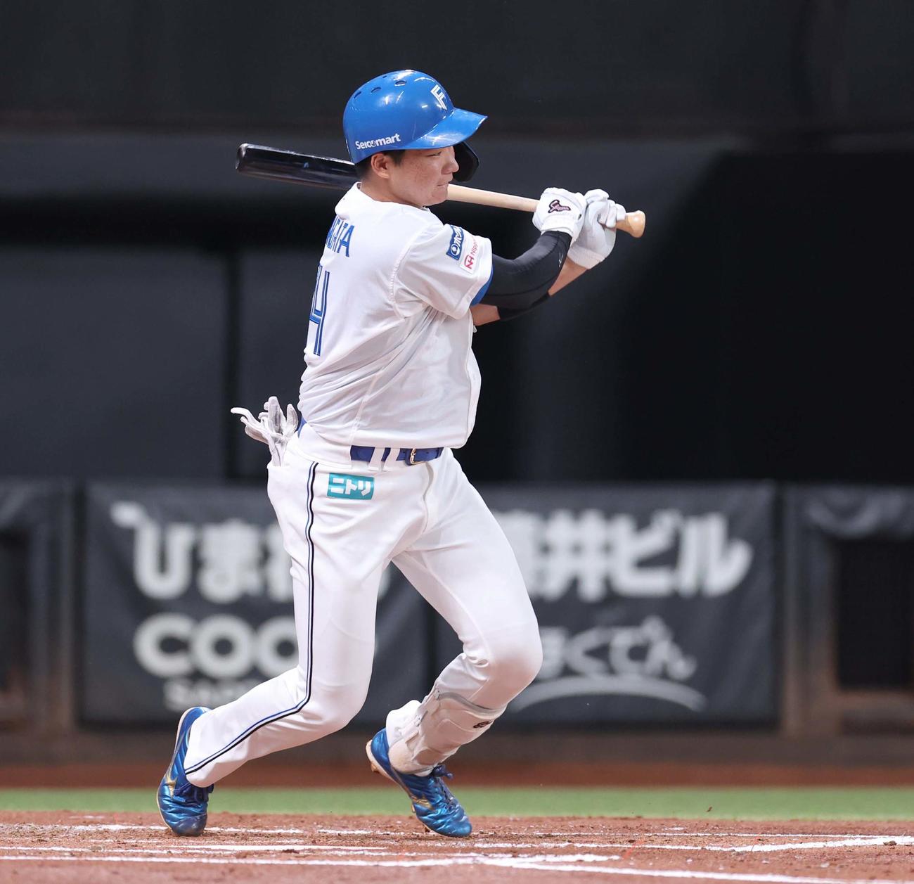 日本ハム対オリックス　1回裏日本ハム1死一、三塁、左前適時打を放つ山県（撮影・黒川智章）