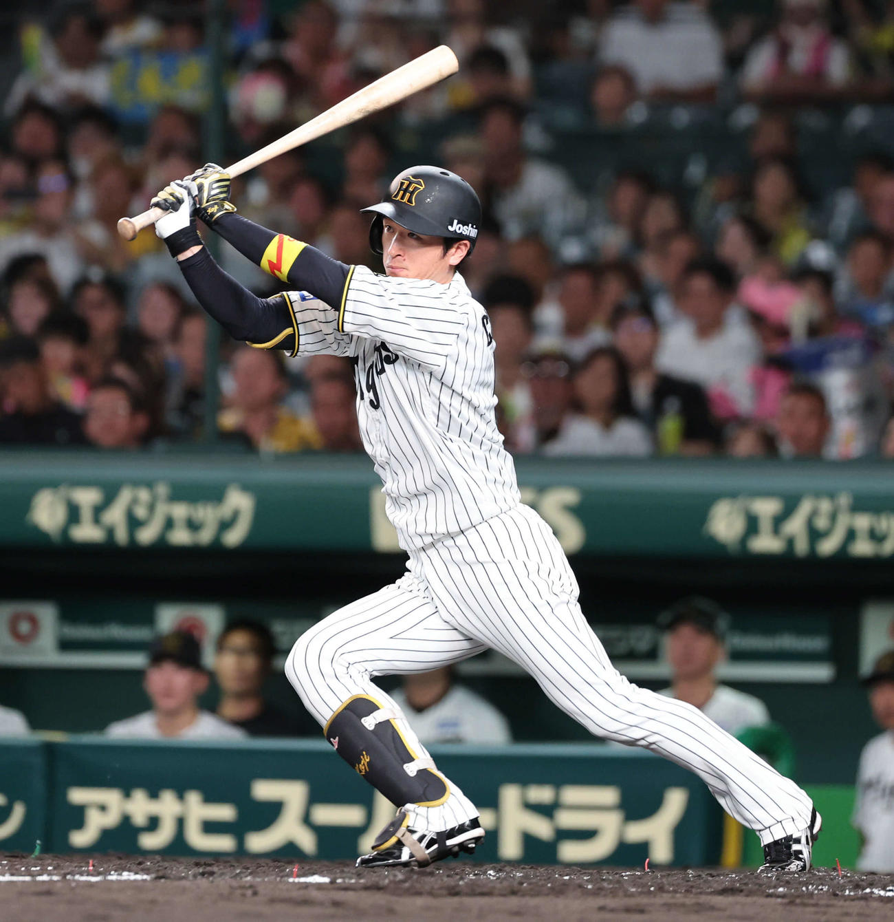 阪神対DeNA 4回裏阪神無死、近本は左前にチーム初安打を放つ（撮影・西尾就之）