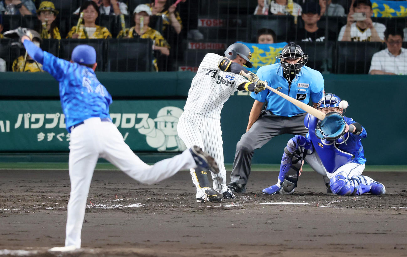 阪神対DeNA 4回裏阪神無死、左前打を放つ近本。投手石田裕（撮影・加藤哉）