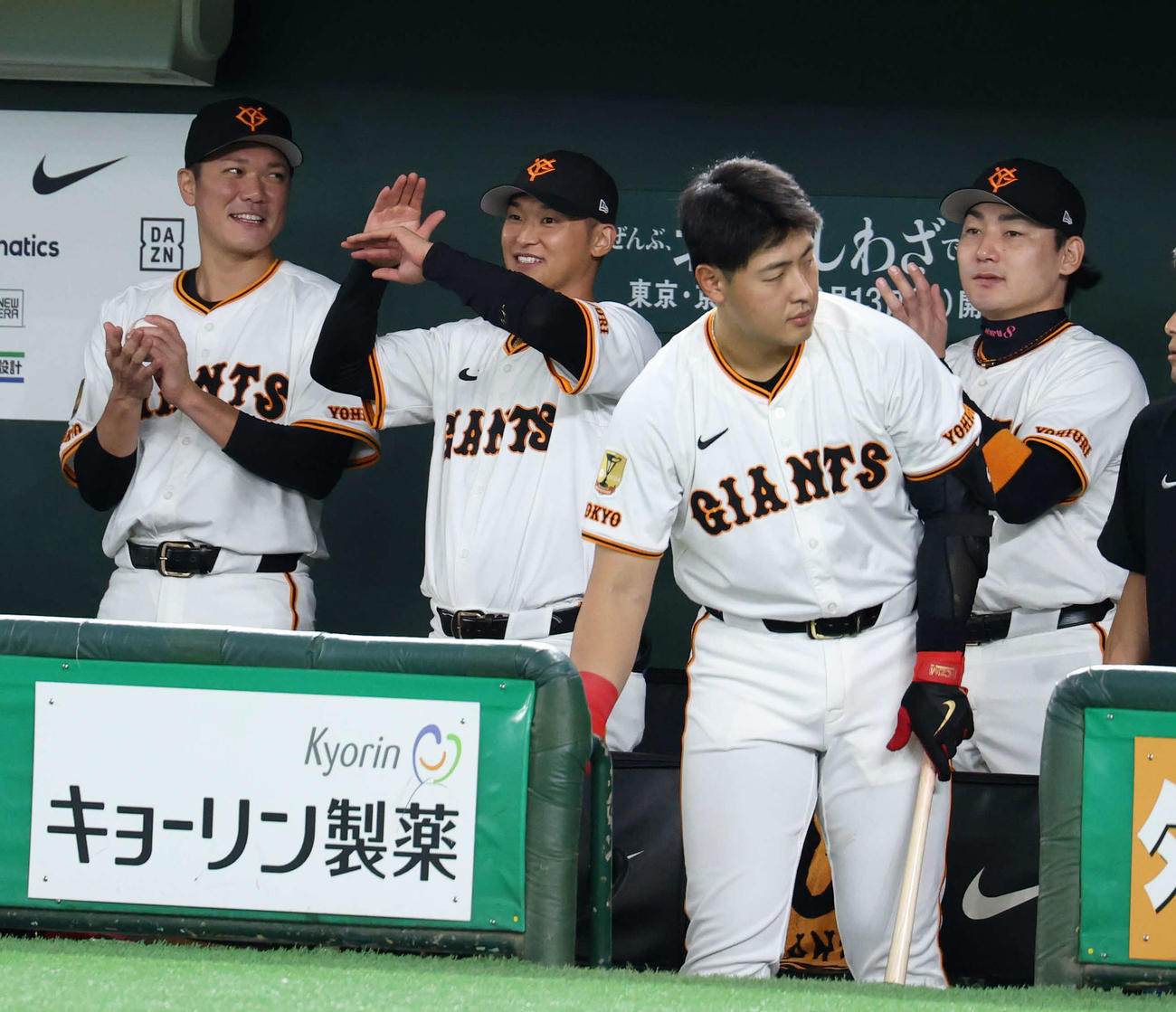 巨人対広島　2回裏巨人2死二塁、キャベッジが右前打を放ち笑顔拍手する、左から坂本、吉川、丸。手前は岡本（撮影・浅見桂子）