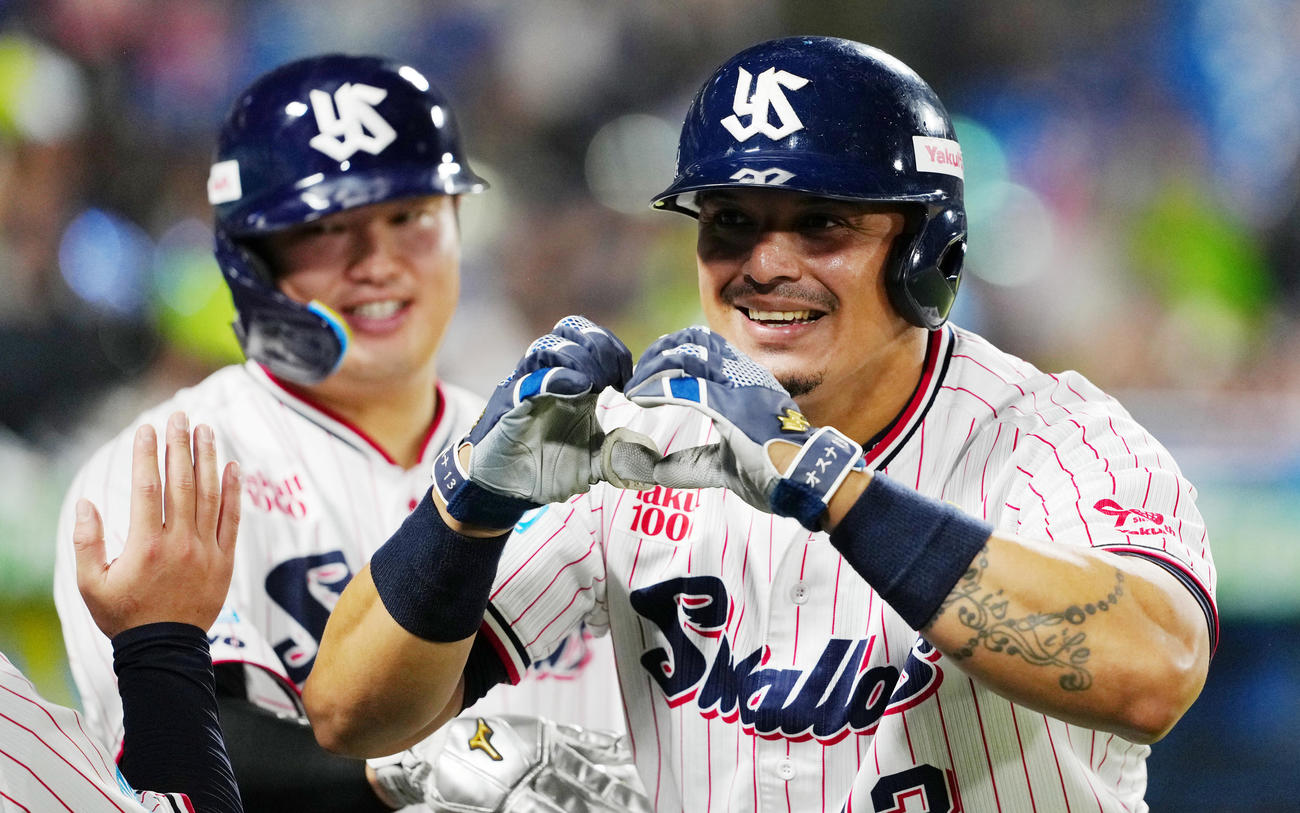 ヤクルト対中日　4回裏ヤクルト2死満塁、左越え満塁本塁打を放ったオスナは手でハートを作る。左は村上（撮影・鈴木みどり）