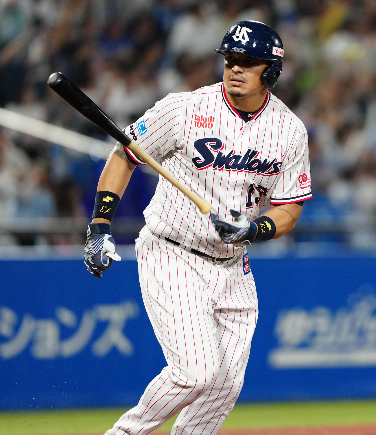 ヤクルト対中日　4回裏ヤクルト2死満塁、左越え満塁本塁打を放ち、バットを投げるオスナ（撮影・鈴木みどり）