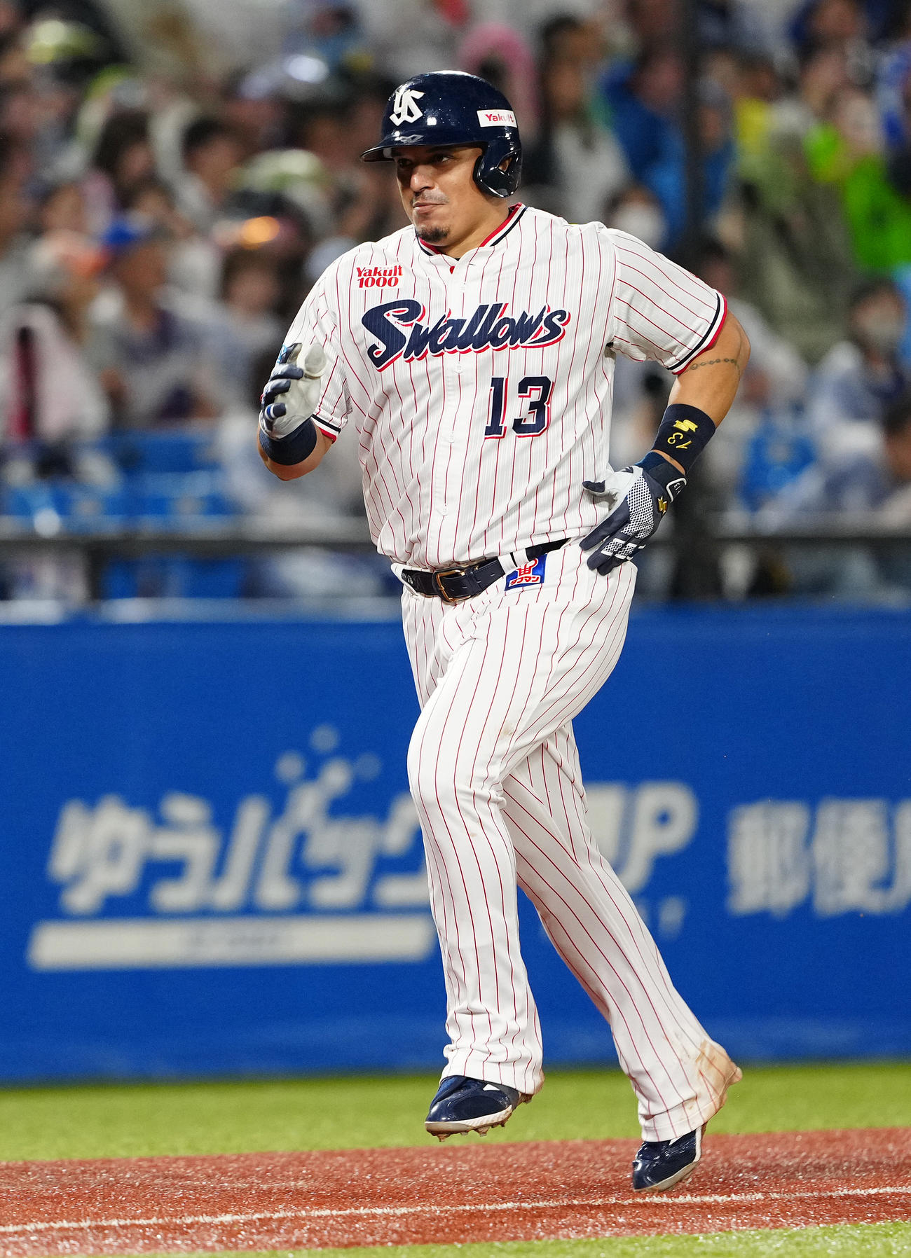 ヤクルト対中日　4回裏ヤクルト2死満塁、左越え満塁本塁打を放ち、本塁へダッシュするオスナ（撮影・鈴木みどり）