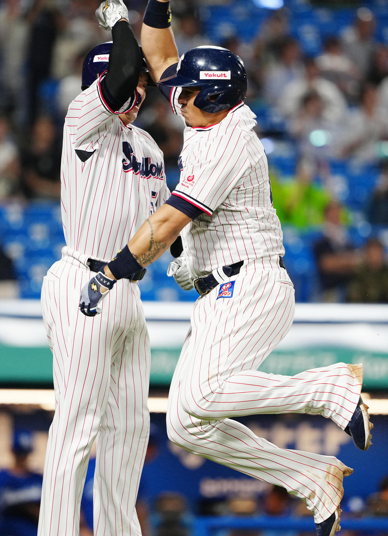 ヤクルト対中日　4回裏ヤクルト2死満塁、左越え満塁本塁打を放ったオスナ（右）は村上とタッチを交わす（撮影・鈴木みどり）