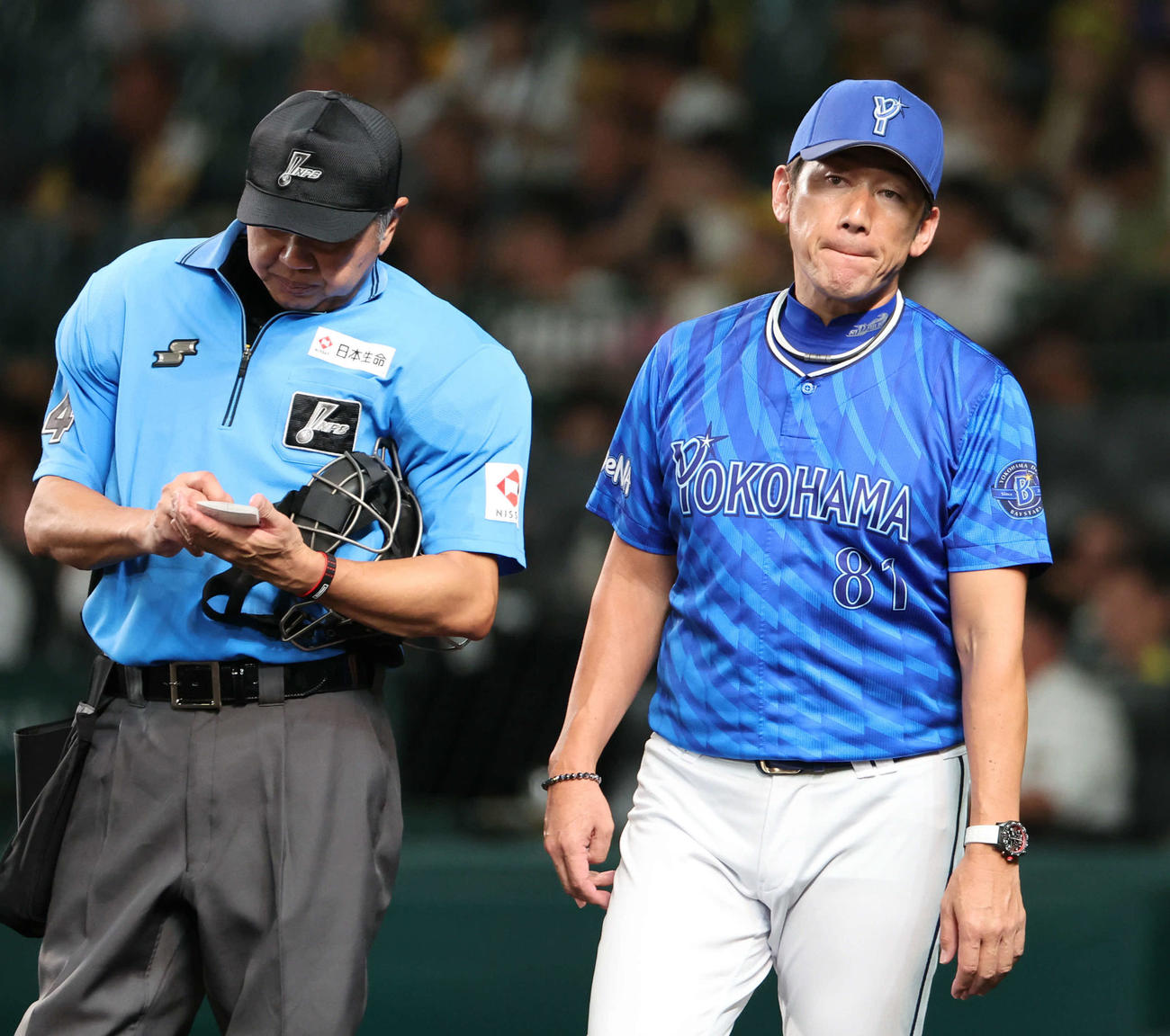 阪神対DeNA 8回の攻撃を終え、DeNA三浦監督は選手交代を告げベンチに戻る（撮影・西尾就之）