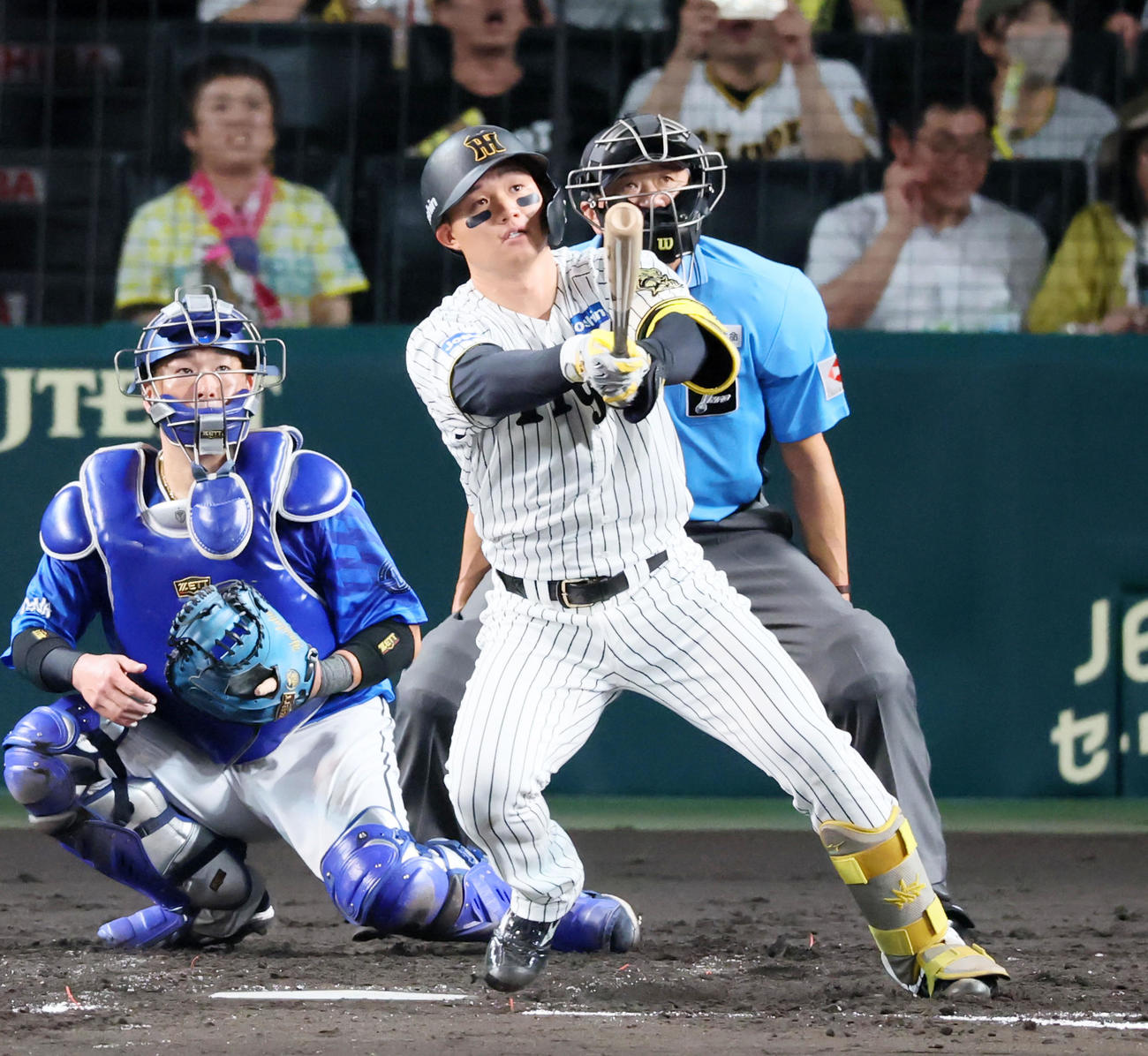 阪神対DeNA 4回裏阪神1死二塁、森下は左越え2点本塁打を放つ（撮影・加藤哉）
