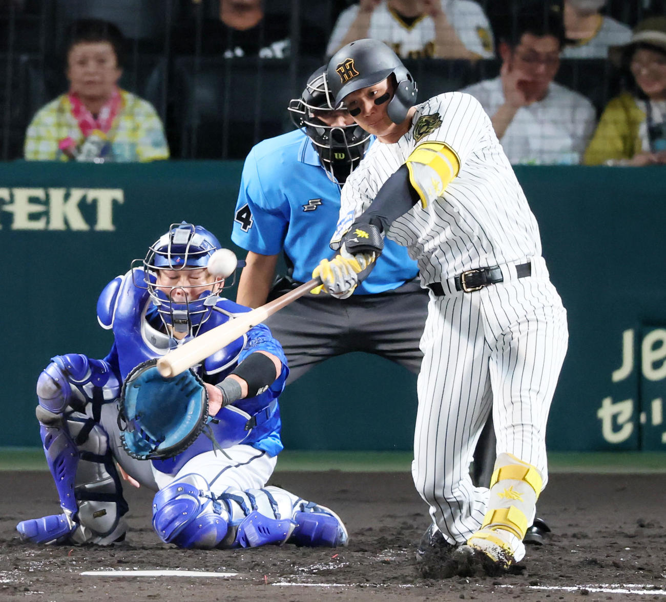 阪神対DeNA 4回裏阪神1死二塁、森下は左越え2点本塁打を放つ（撮影・加藤哉）