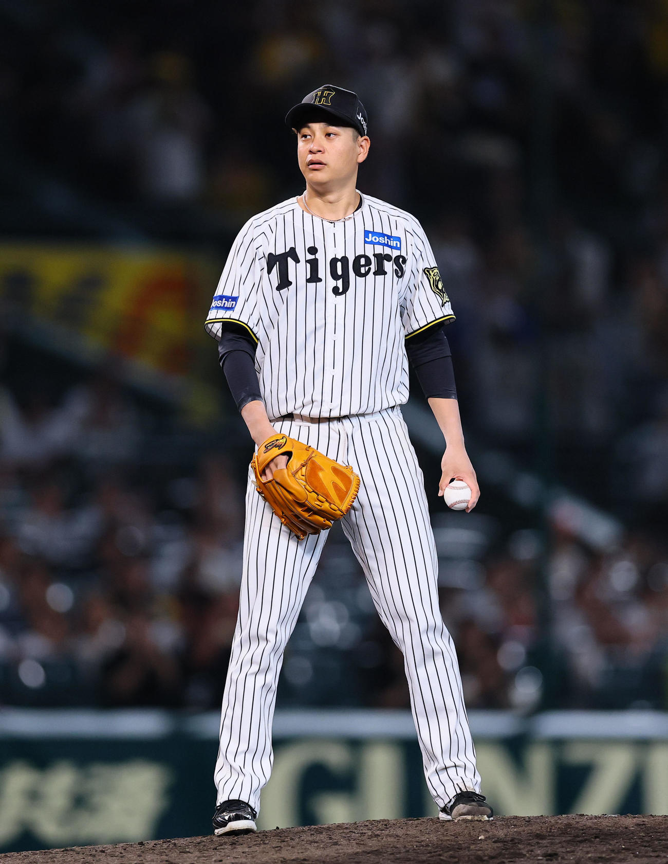 阪神対DeNA 8回表DeNA無死、代打山本のときバースデーソングが流れ、間合いを取る阪神大竹（撮影・藤尾明華）