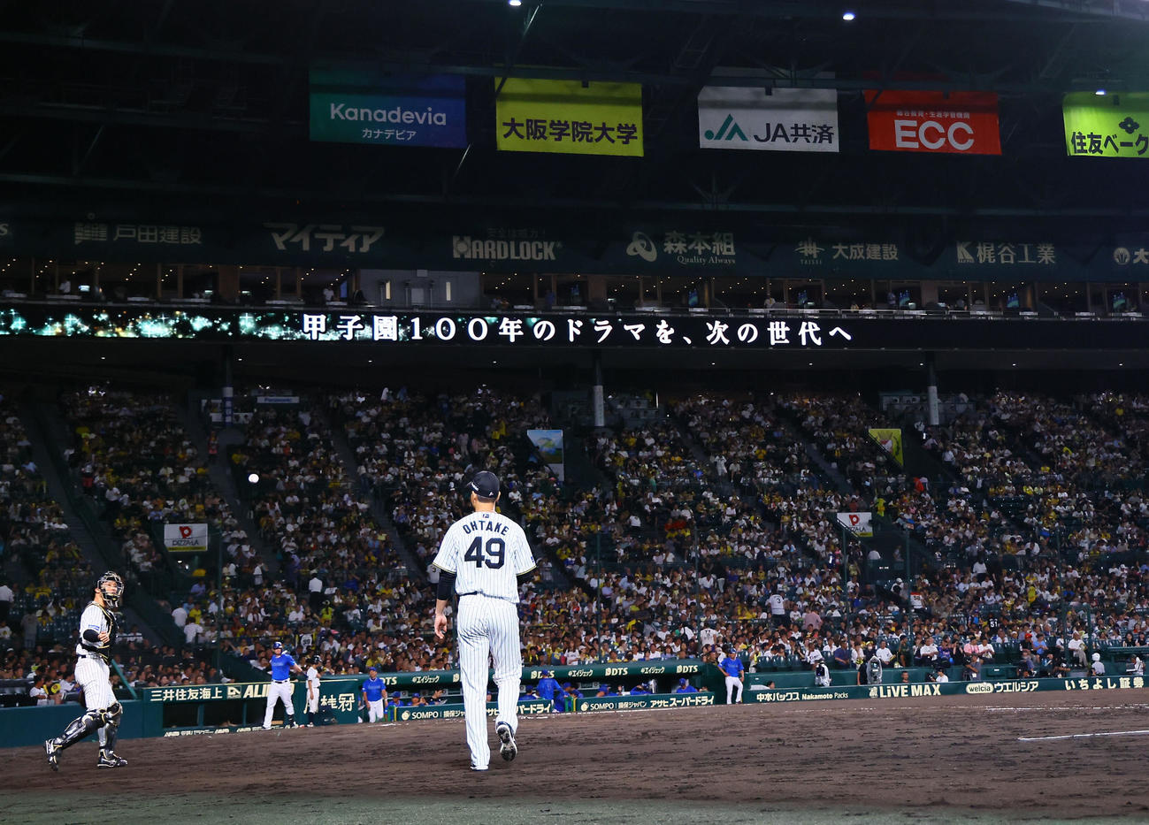 阪神対DeNA 9回のマウンドへ向かう阪神大竹（撮影・藤尾明華）