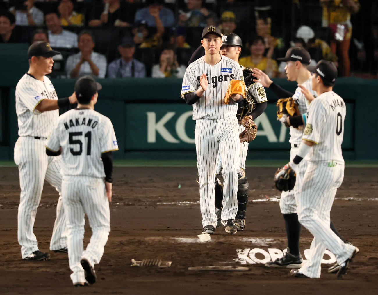 阪神対DeNA DeNAに勝利し完封で完投の大竹は手を叩きながらナインとタッチに向かう（撮影・加藤哉）