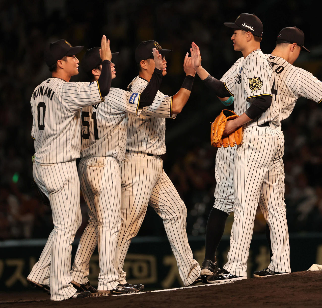 阪神対DeNA　完封勝利を挙げた阪神大竹（右）は野手陣とハイタッチ（撮影・西尾就之）