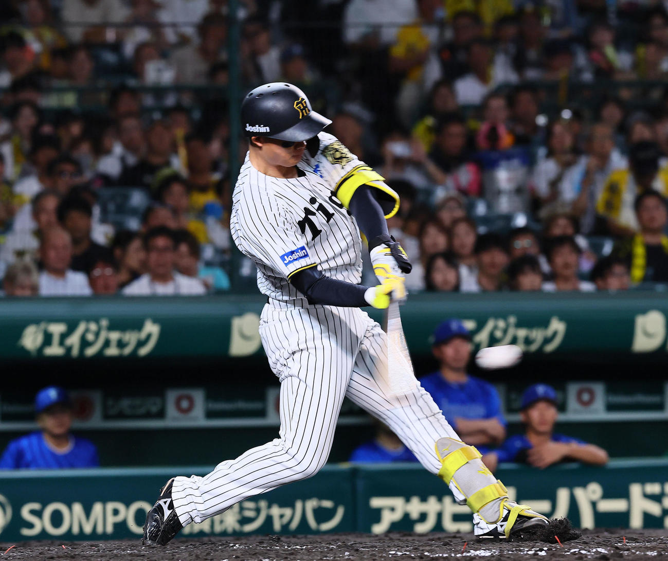 阪神対DeNA 4回裏阪神1死二塁、森下は左越えに2点本塁打を放つ（撮影・藤尾明華）