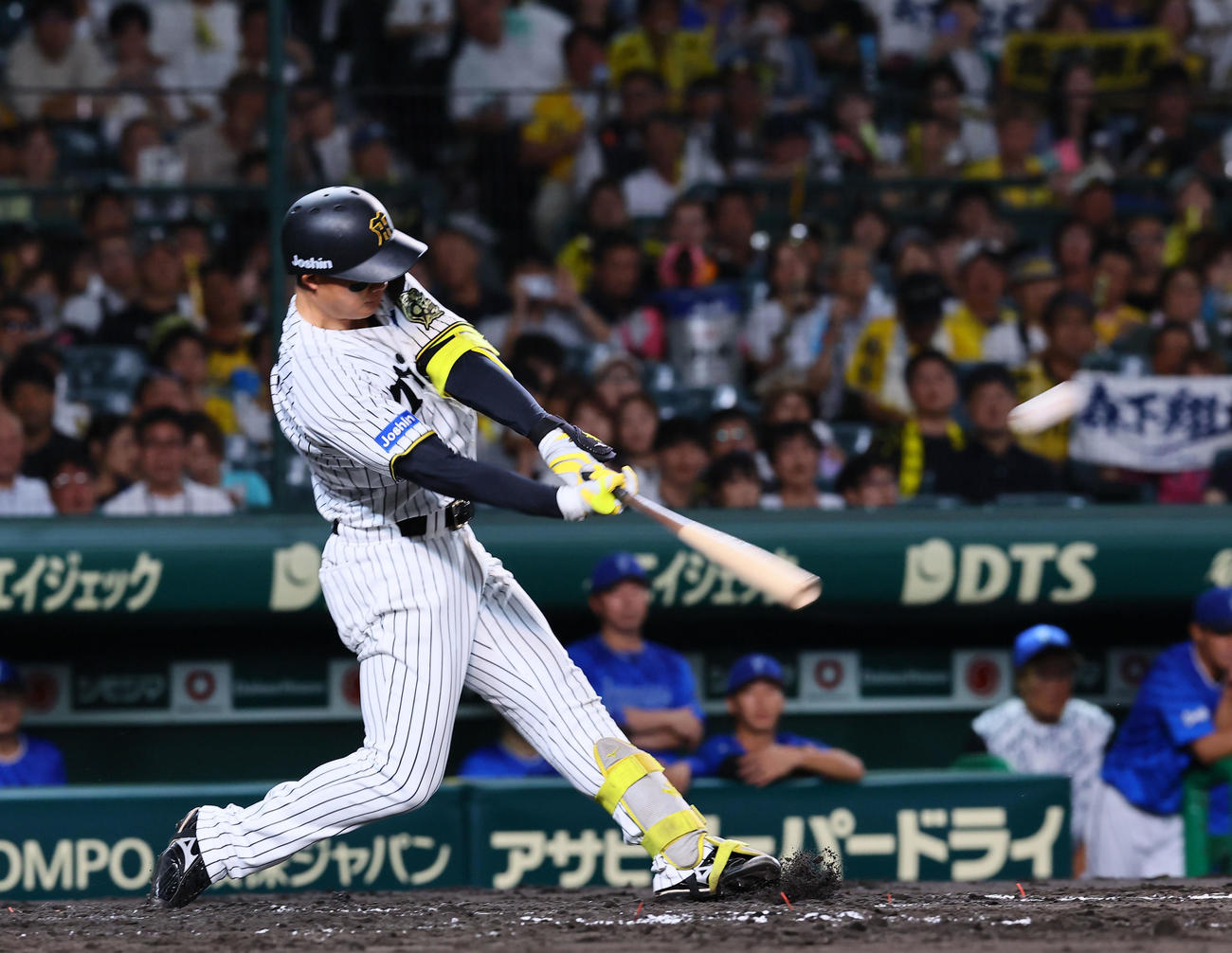阪神対DeNA 4回裏阪神1死二塁、森下は左越えに2点本塁打を放つ（撮影・藤尾明華）