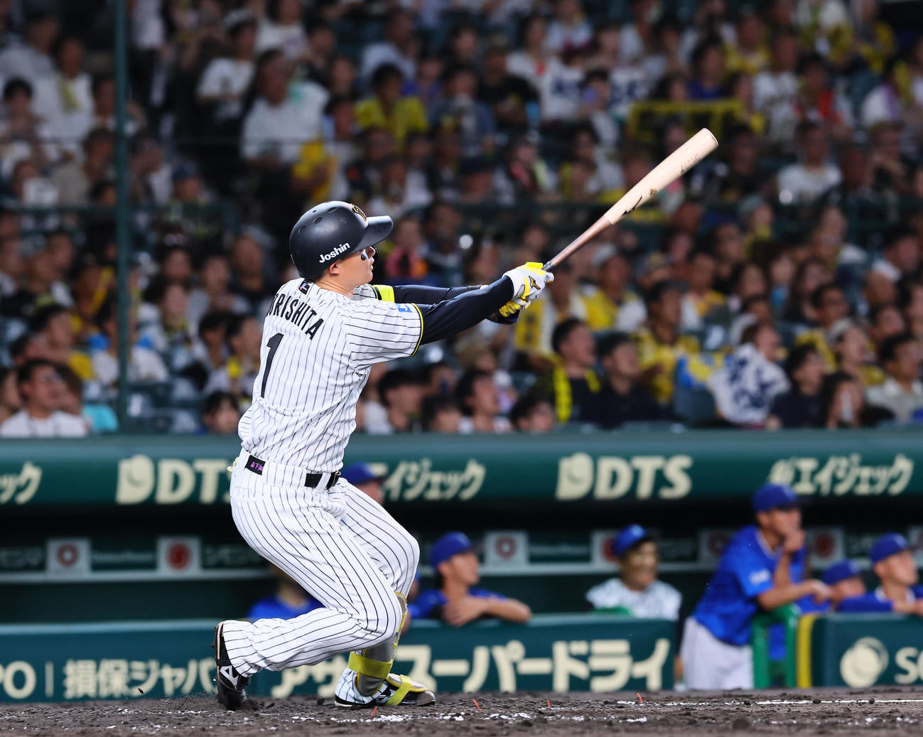 阪神対DeNA 4回裏阪神1死二塁、森下は左越えに2点本塁打を放つ（撮影・藤尾明華）