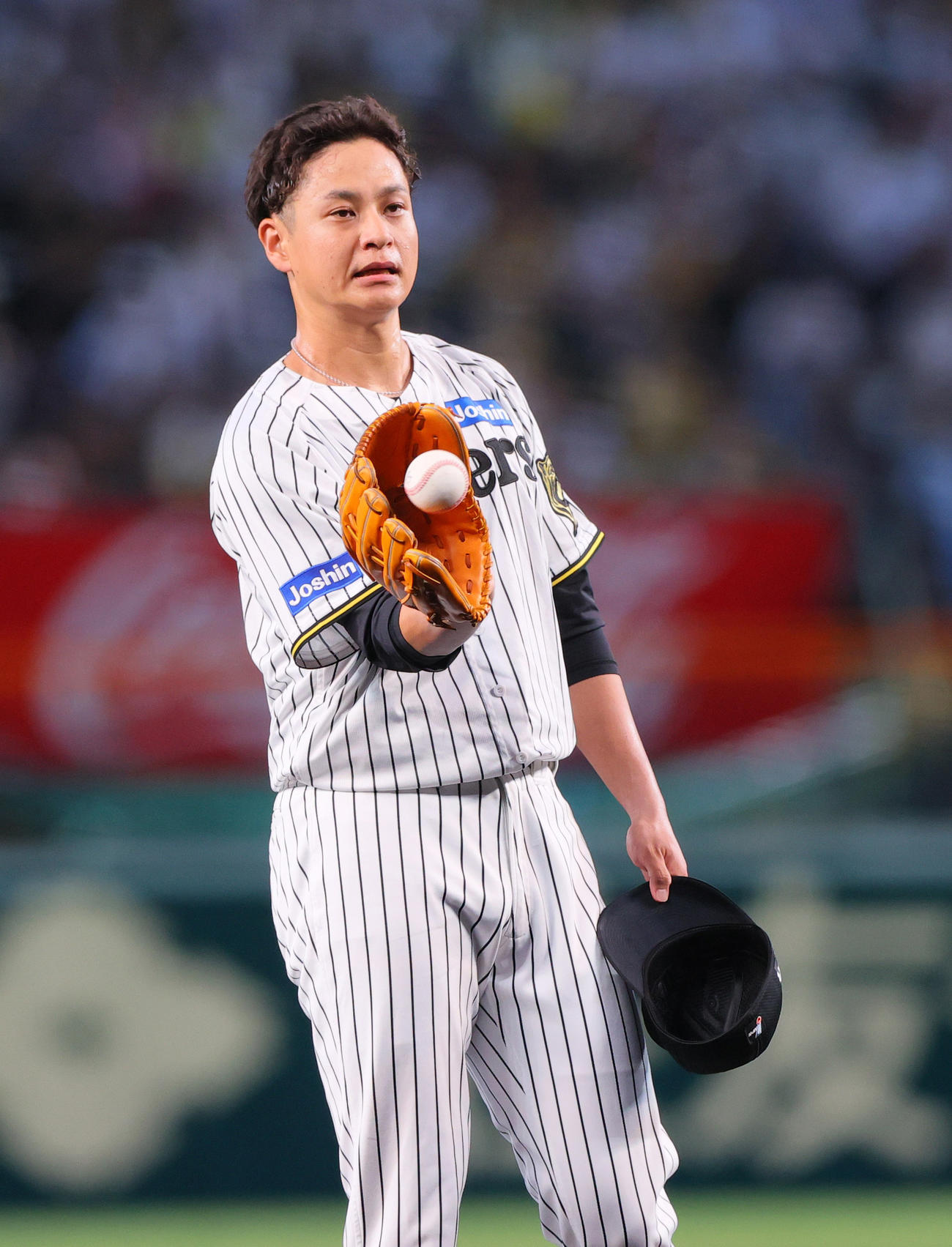 阪神対DeNA 2回表DeNA1死、大竹は佐野に死球を与え、帽子を取って謝る（撮影・上山淳一）