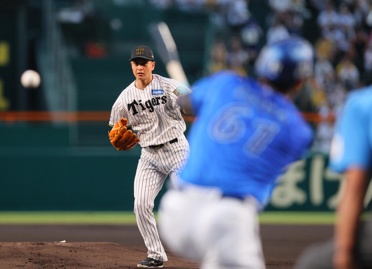 阪神対DeNA 1回表DeNA無死、大竹は蝦名を遊ゴロに仕留める（撮影・上山淳一）