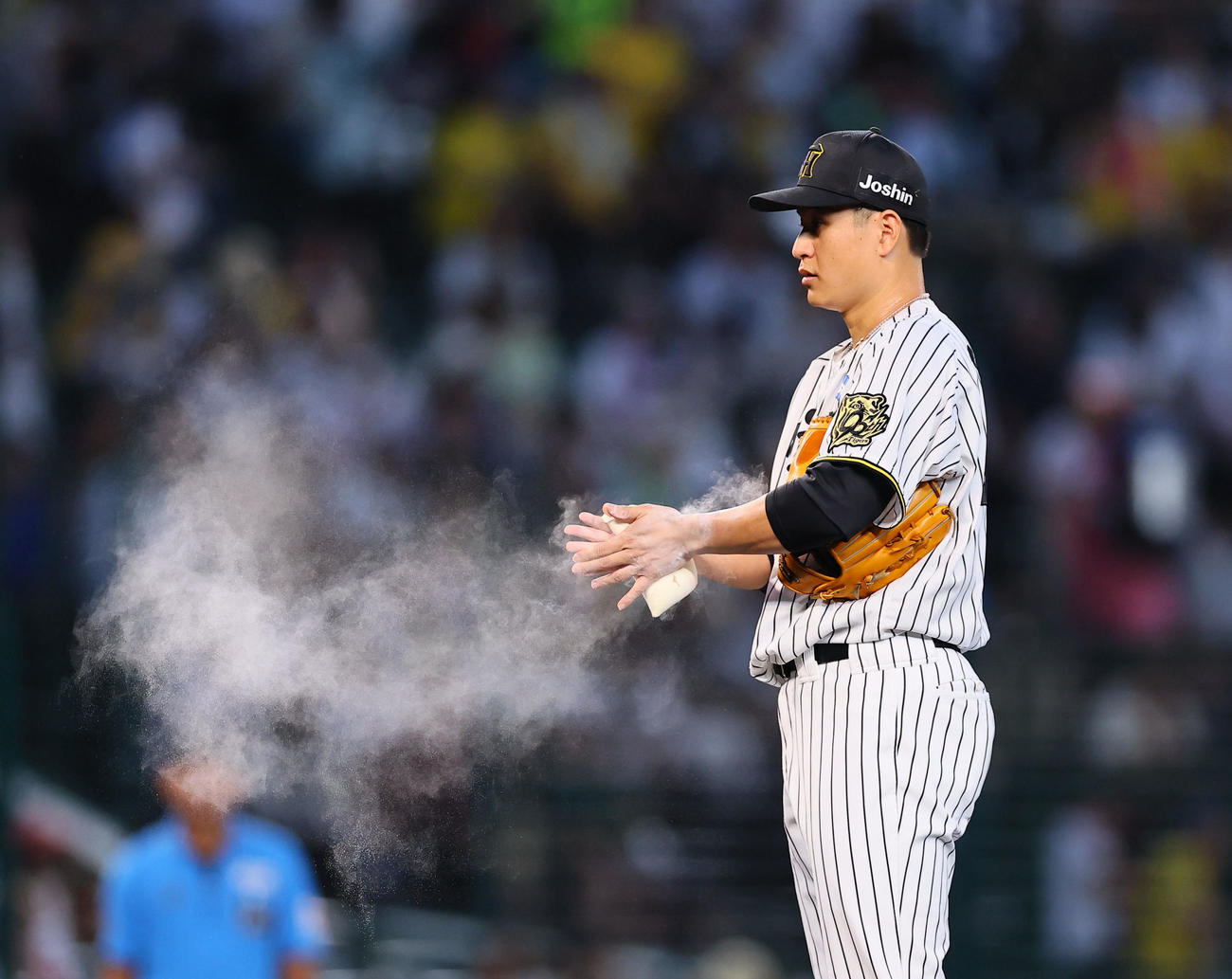 阪神対DeNA 2回、ロジンをつける阪神大竹（撮影・藤尾明華）