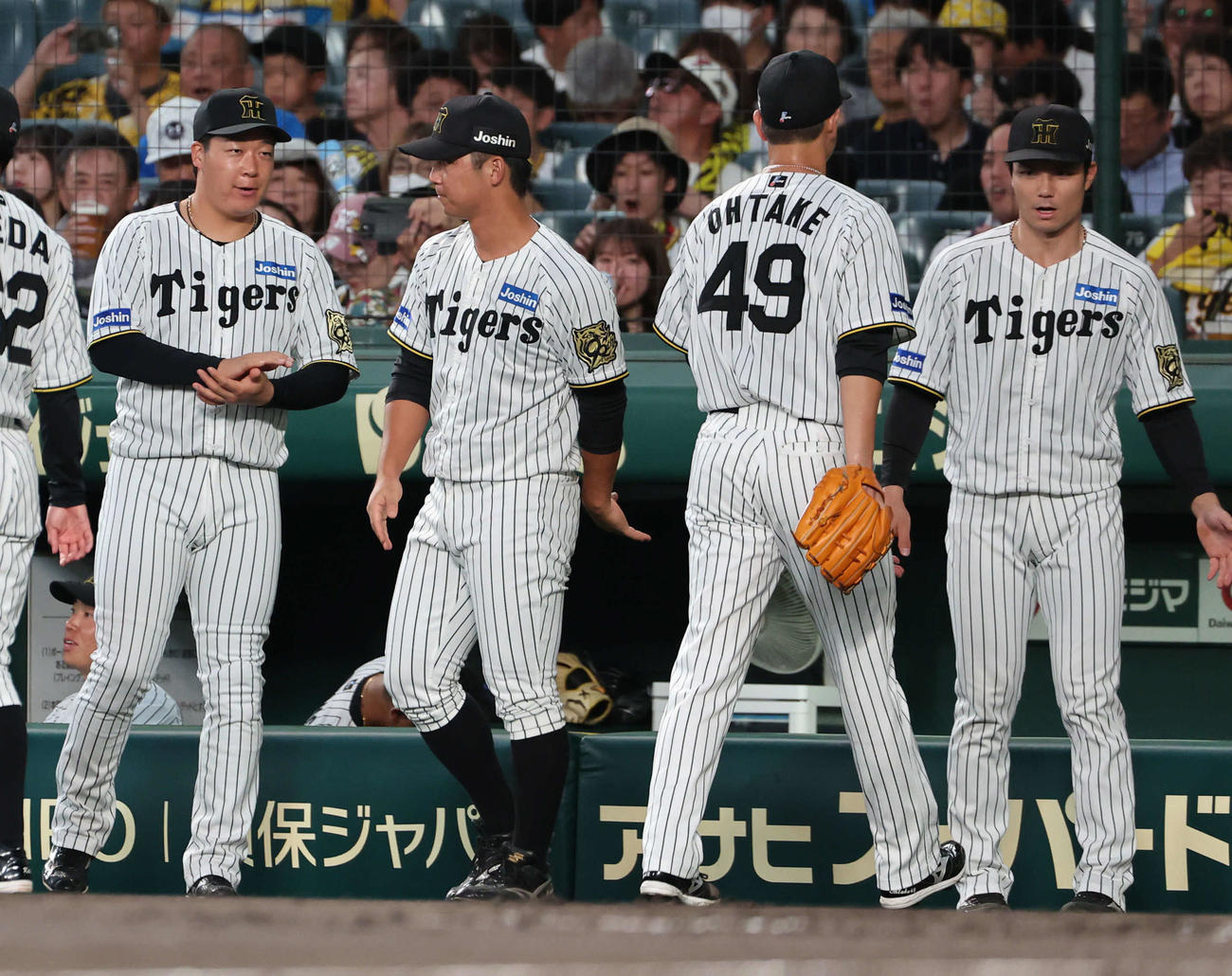 阪神対DeNA　スタメンを外れた阪神大山は2回を投げ終えた大竹をベンチ前で迎える（撮影・西尾就之）