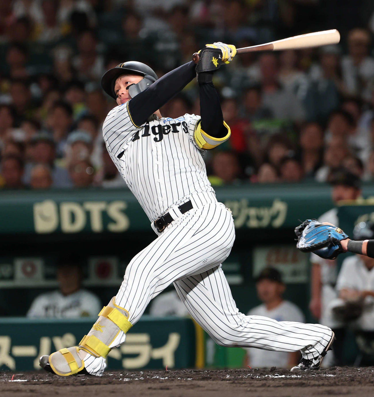 阪神対DeNA 4回裏阪神1死二塁、森下は左越えに本塁打を放つ（撮影・西尾就之）