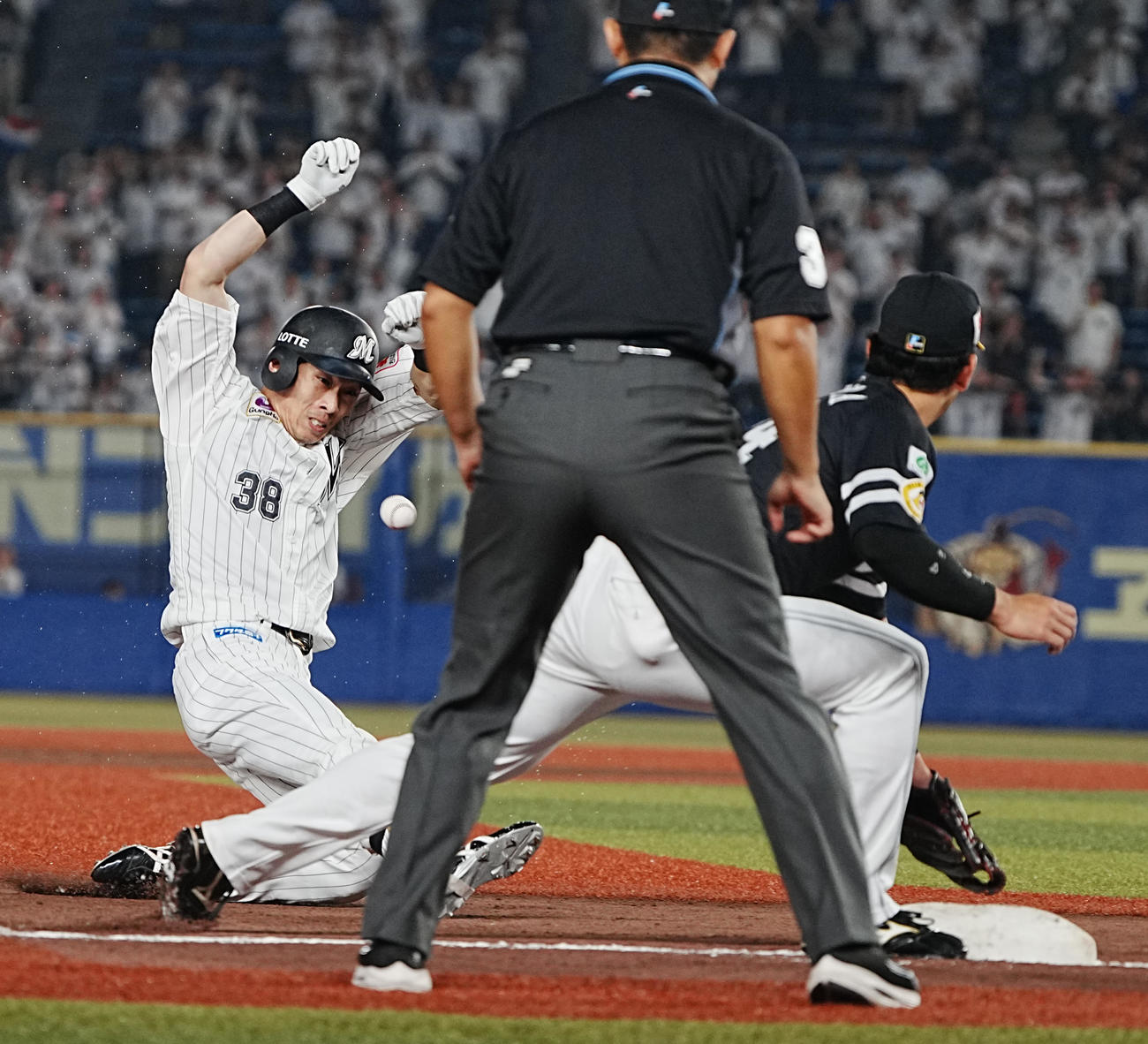 ロッテ対ソフトバンク　2回裏ロッテ1死三塁、髙部（左）は右中間を破る適時三塁打を放つ（撮影・小沢裕）