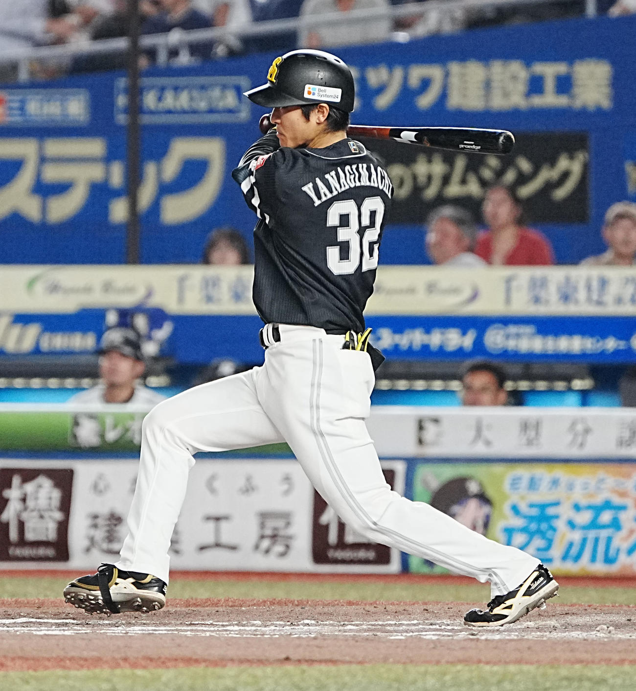 ロッテ対ソフトバンク　7回表ソフトバンク2死、柳町は二ゴロに倒れるも規定打席に到達した（撮影・小沢裕）