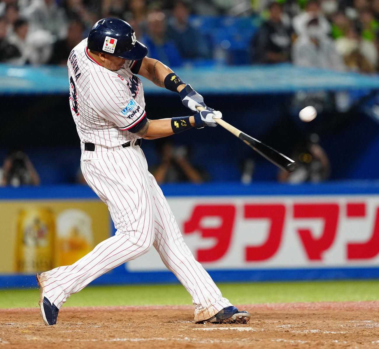 ヤクルト対中日　4回裏ヤクルト2死満塁、左越え満塁本塁打を放つオスナ（撮影・鈴木みどり）