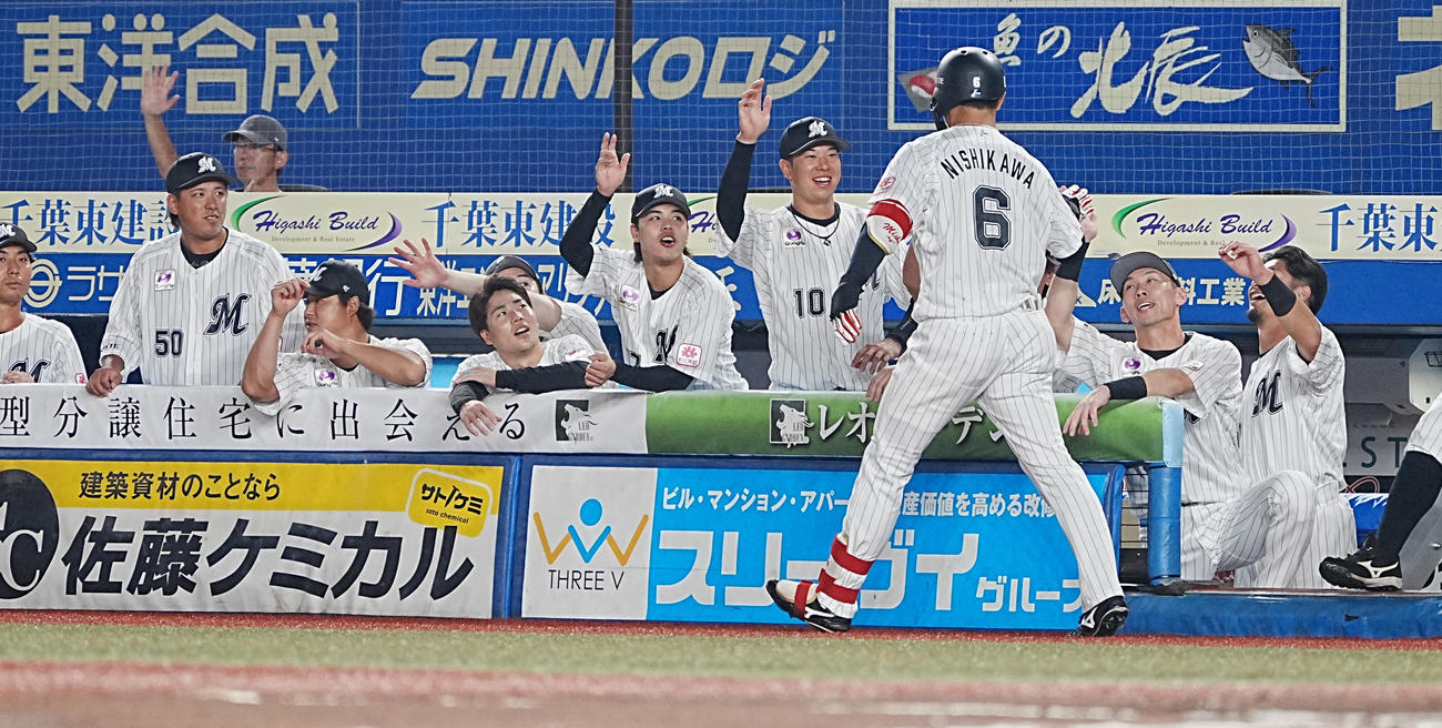 ロッテ対ソフトバンク　1回裏ロッテ1死、西川は左越えに先制ソロ本塁打を放ちベンチのナインの祝福を受ける（撮影・小沢裕）