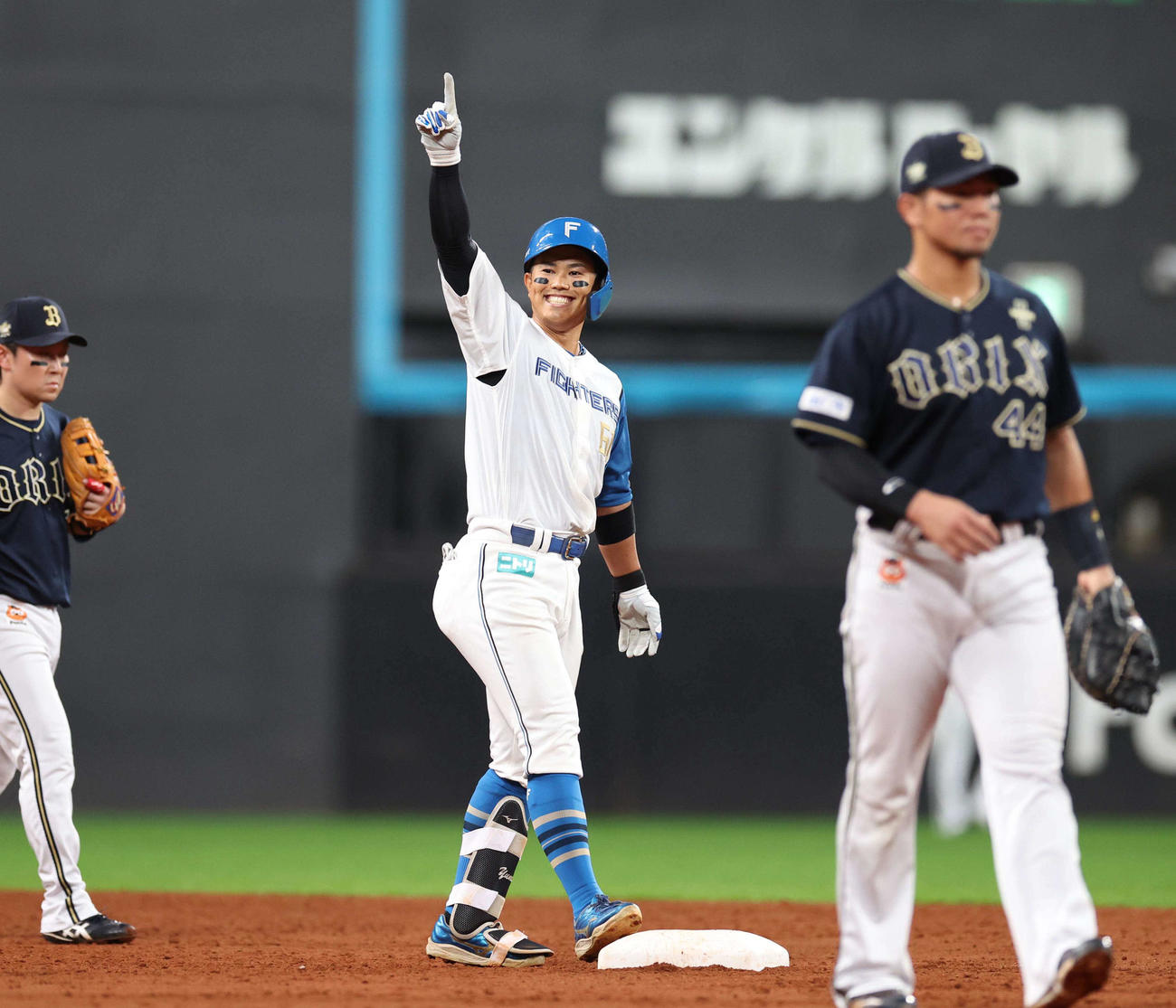 日本ハム対オリックス　3回裏日本ハム2死二塁、左翼線に適時二塁打を放ちポーズをとる今川（撮影・黒川智章）