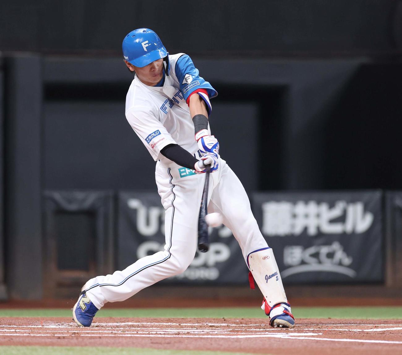 日本ハム対オリックス　1回裏日本ハム無死、左前打を放つ野村（撮影・黒川智章）