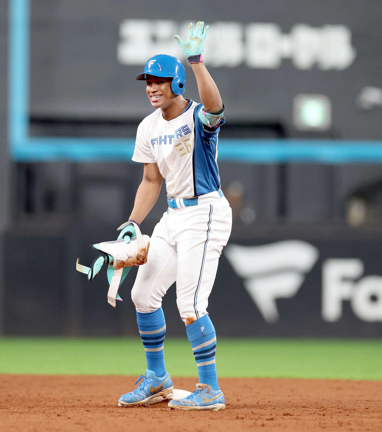 日本ハム対オリックス　6回裏日本ハム1死満塁、左前2点適時打を放ち笑顔の万波（撮影・黒川智章）