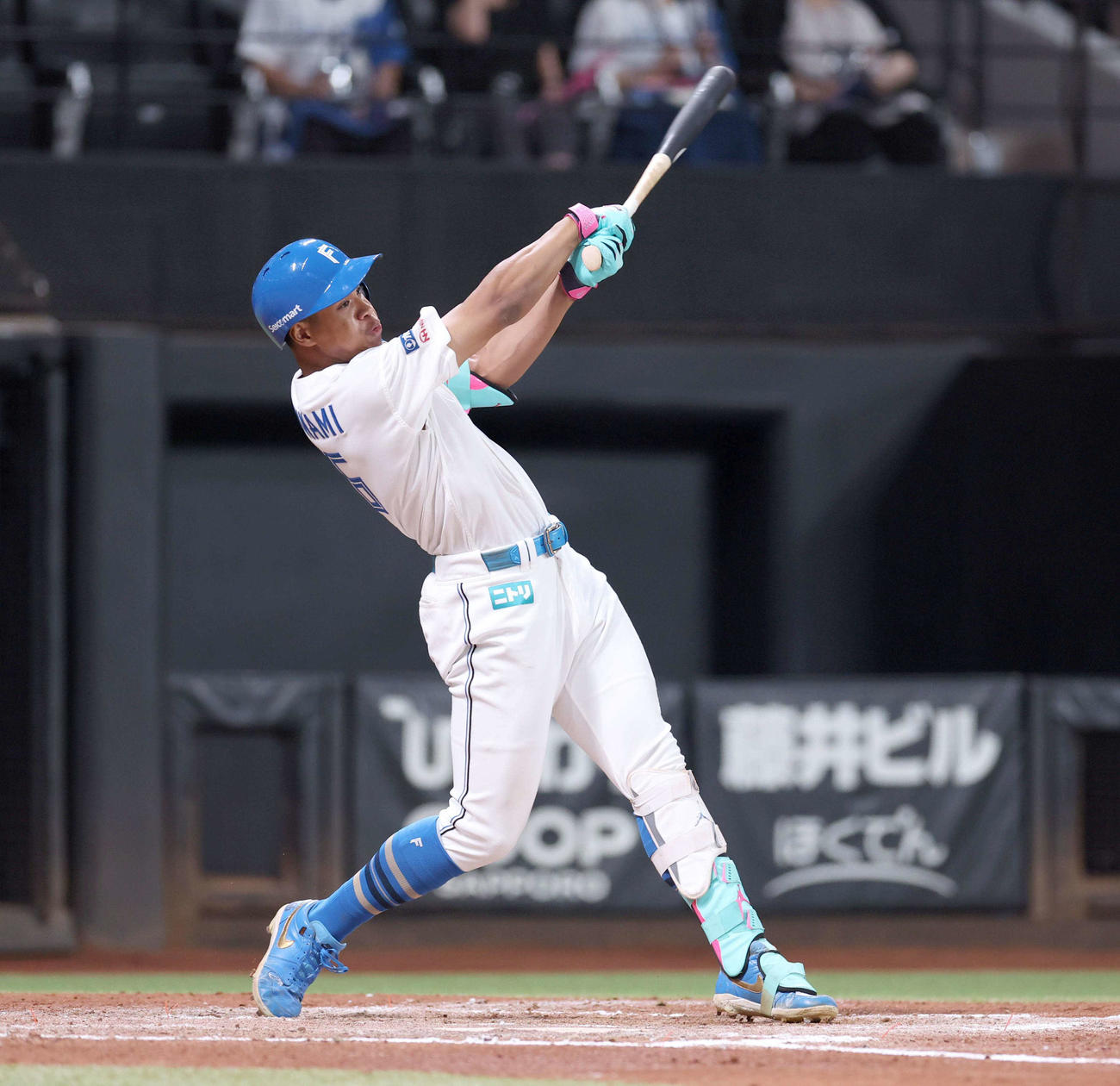 日本ハム対オリックス　6回裏日本ハム1死満塁、左前2点適時打を放つ万波（撮影・黒川智章）