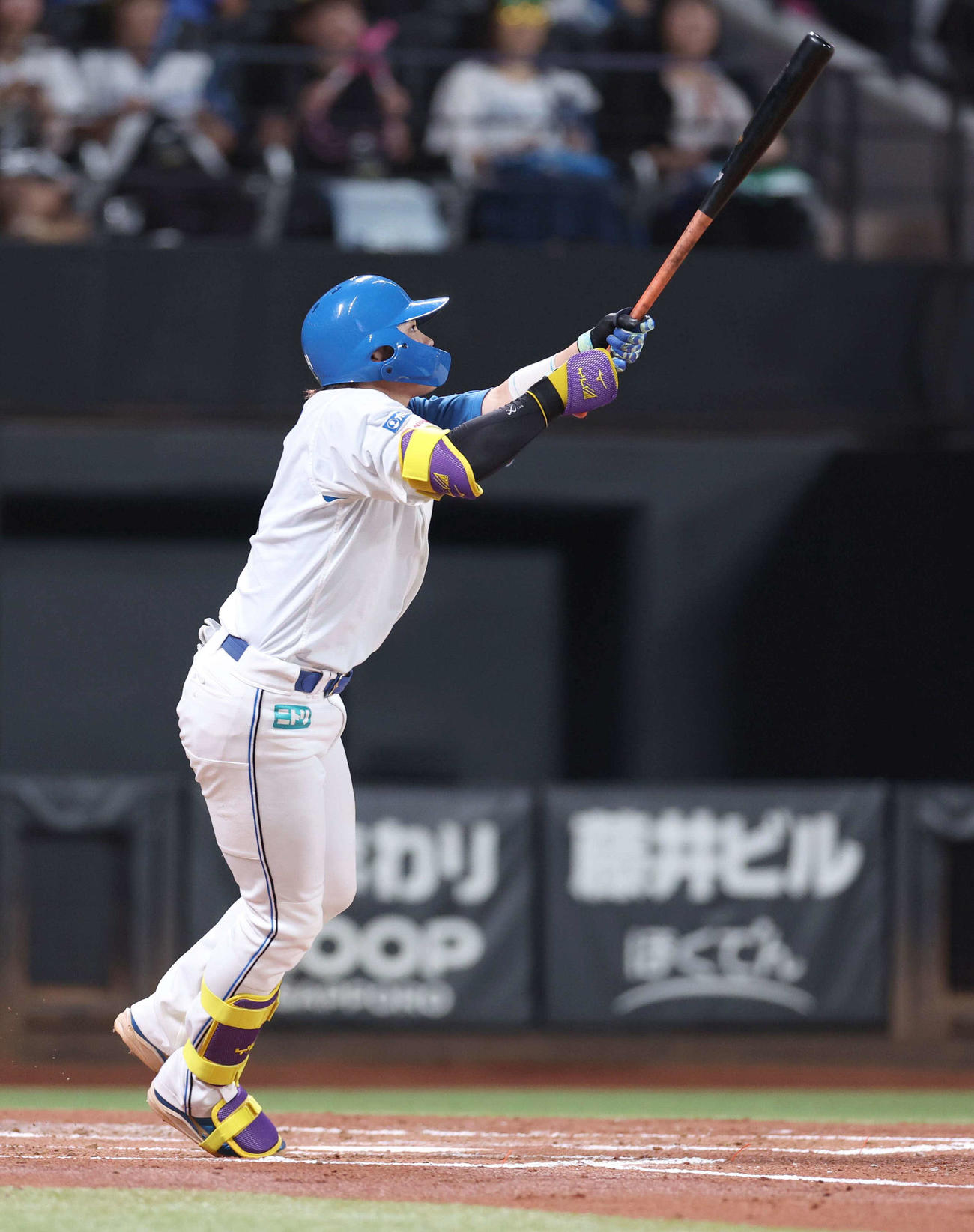 日本ハム対オリックス　1回裏日本ハム1死二、三塁、左犠飛を放つ田宮（撮影・黒川智章）