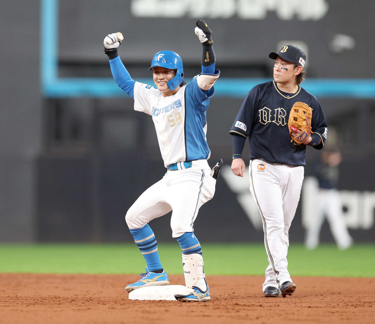 日本ハム対オリックス　1回裏日本ハム1死一、二塁、左越え適時二塁打を放ちポーズをとる奈良間（撮影・黒川智章）