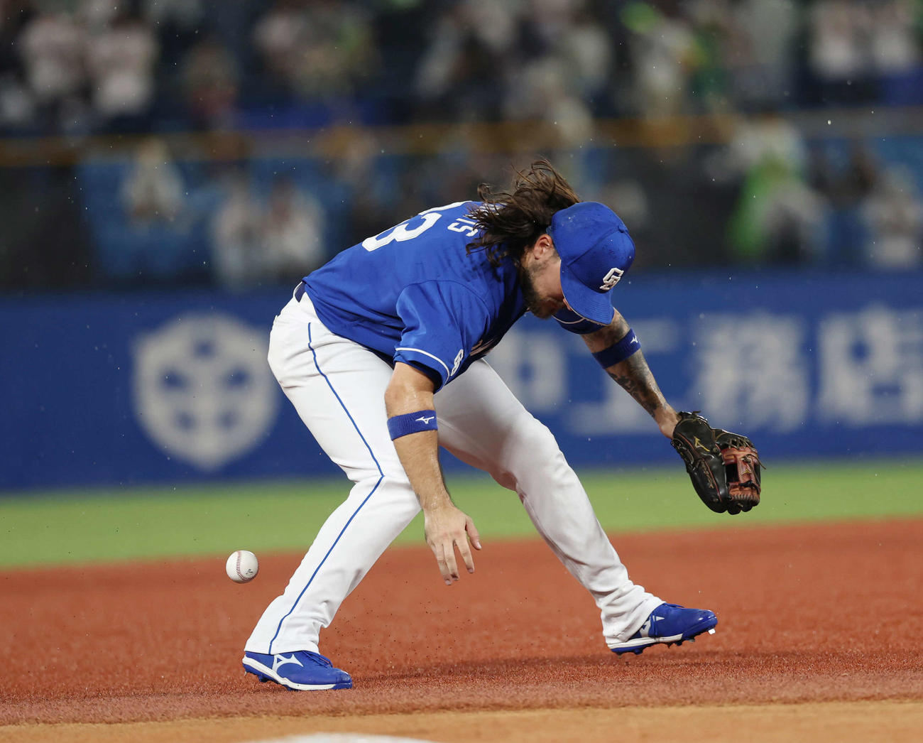 ヤクルト対中日　4回表中日無死、濱田の打球を失策するチェイビス（撮影・増田悦実）