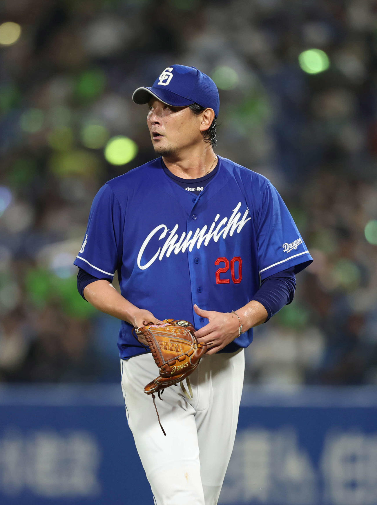 ヤクルト対中日　5回　交代しベンチに戻る中日涌井（撮影・増田悦実）