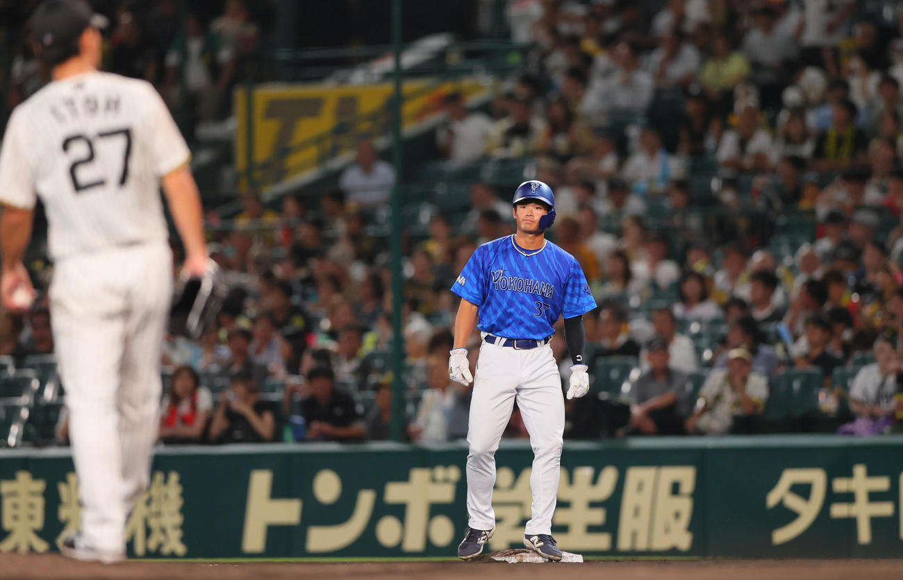 阪神対DeNA 7回表DeNA1死一、二塁、一走ダヤン・ビシエドに代わり代走加藤響が一塁につく（撮影・上山淳一）