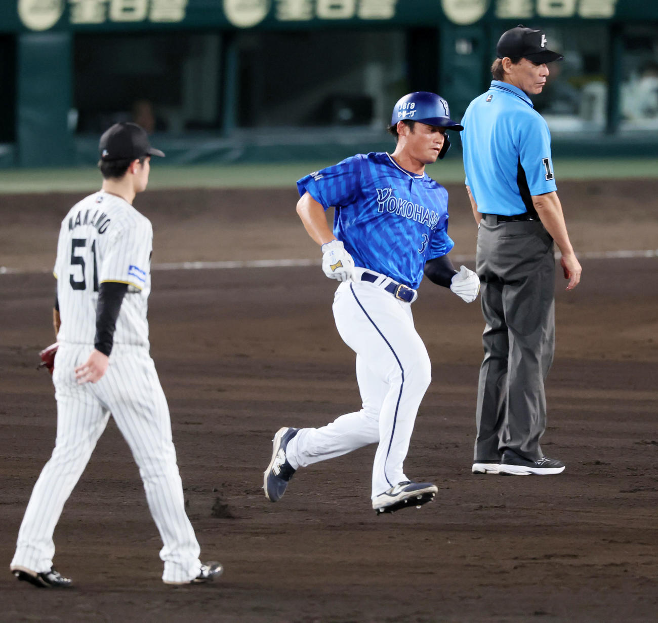 阪神対DeNA 7回表DeNA1死一、二塁、打者蝦名のとき一塁走者代走加藤はハートウィグのワイルドピッチで二塁進塁（撮影・加藤哉）