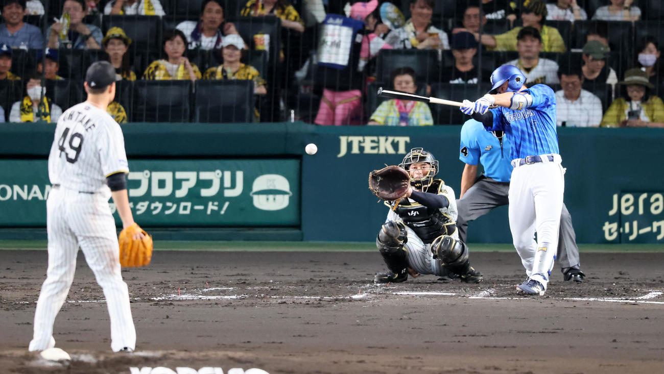 阪神対DeNA 3回表DeNA無死、加藤は二ゴロに倒れる。投手大竹（撮影・加藤哉）