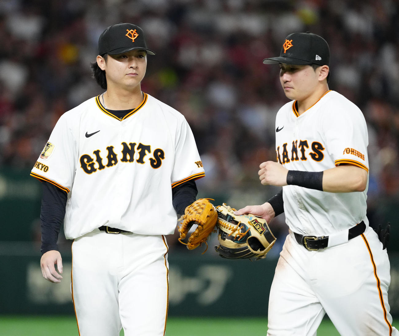 巨人対広島　7回表終了後、ベンチに引き揚げる巨人3番手の田中瑛（左）。右は遊撃手泉口（撮影・江口和貴）